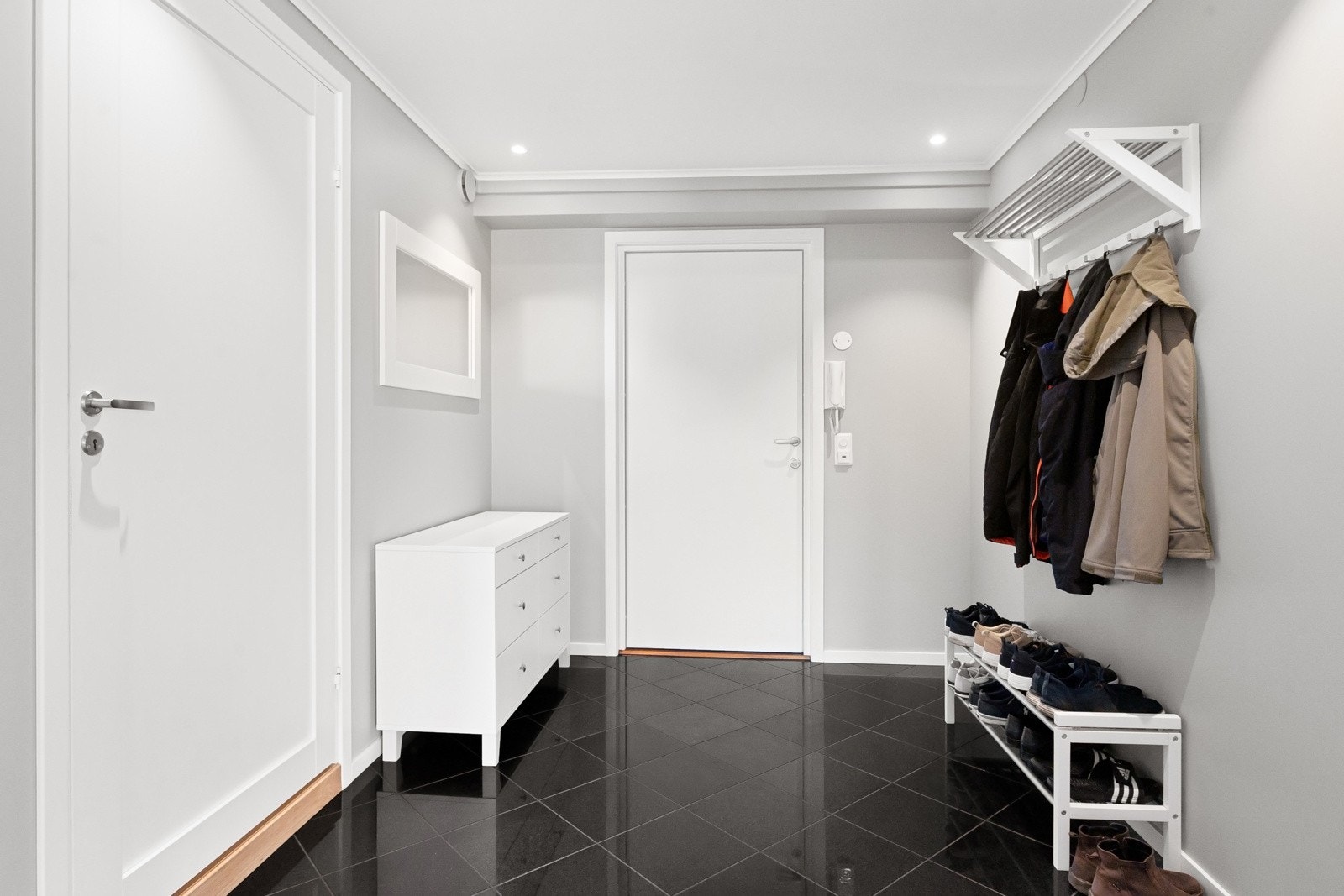 Stor entre med god plass til klær og sko. Her er det også plass til skyvedørsgarderobe hvis ønskelig. Galleribilde