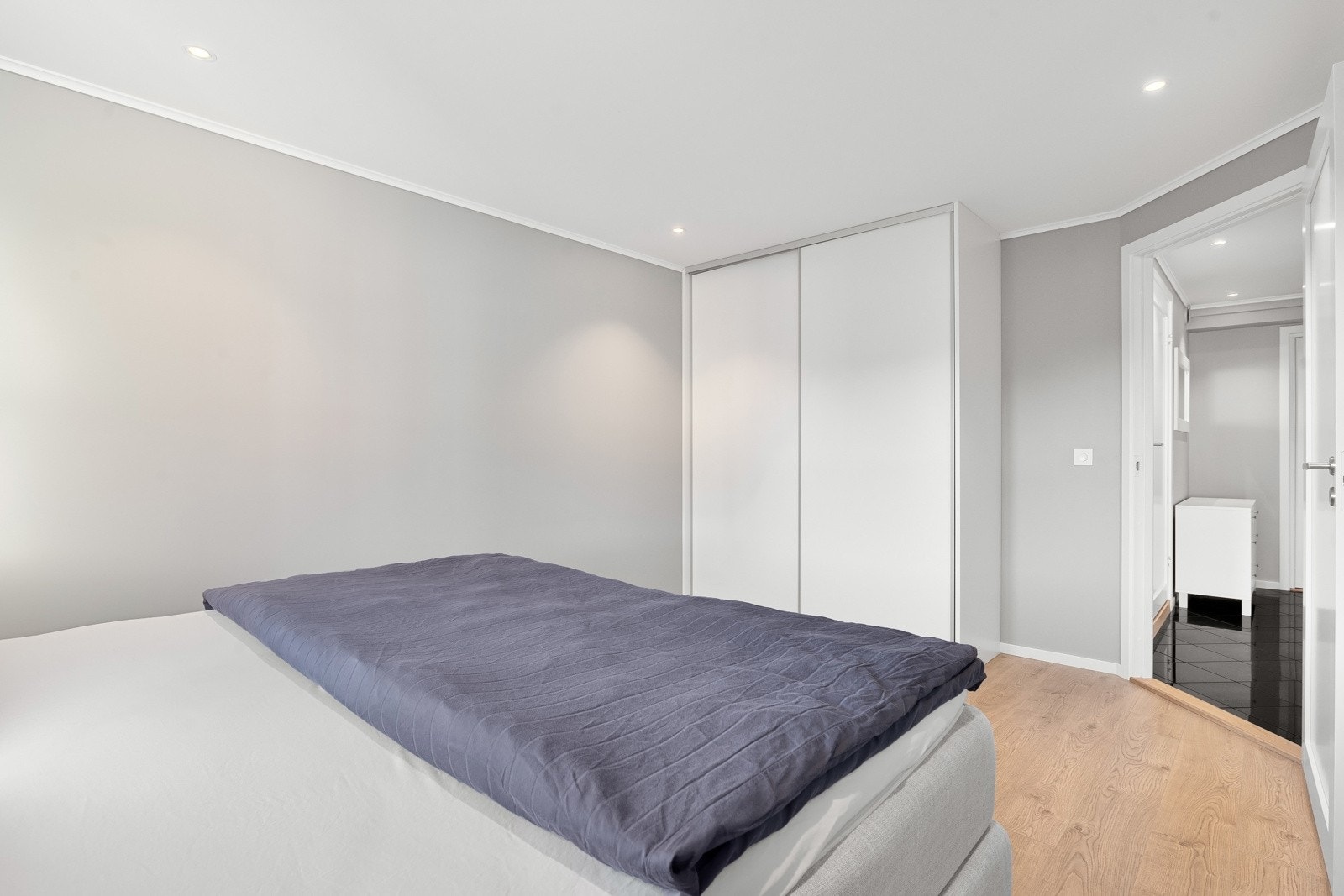 Skyvedørsgareroben og spotter i taket gir det lille ekstra til soverommet. Galleribilde