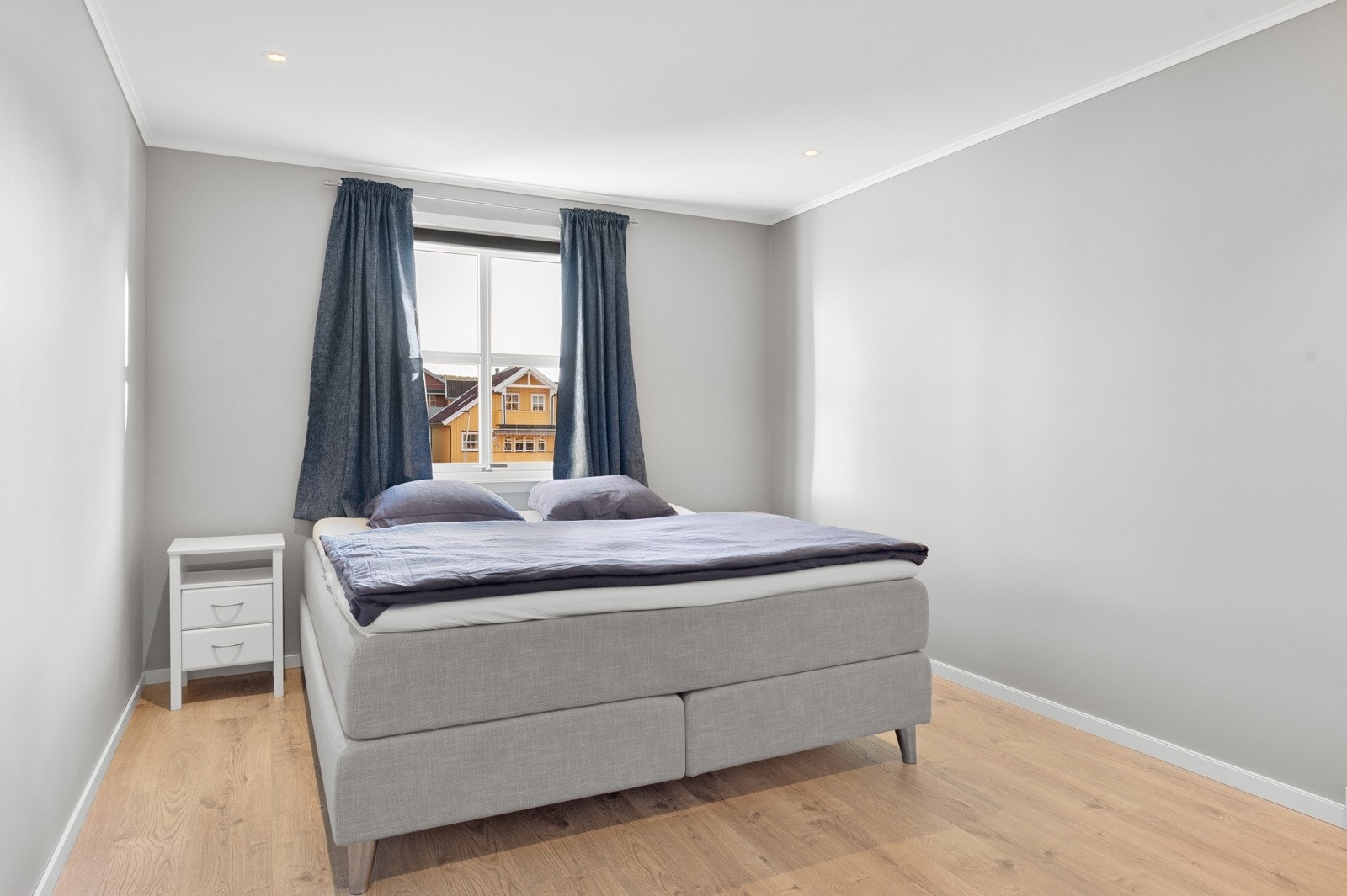 Romslig soverom med skyvedørsgarderboe. Sengen kan plasseres også på langveggen. Galleribilde