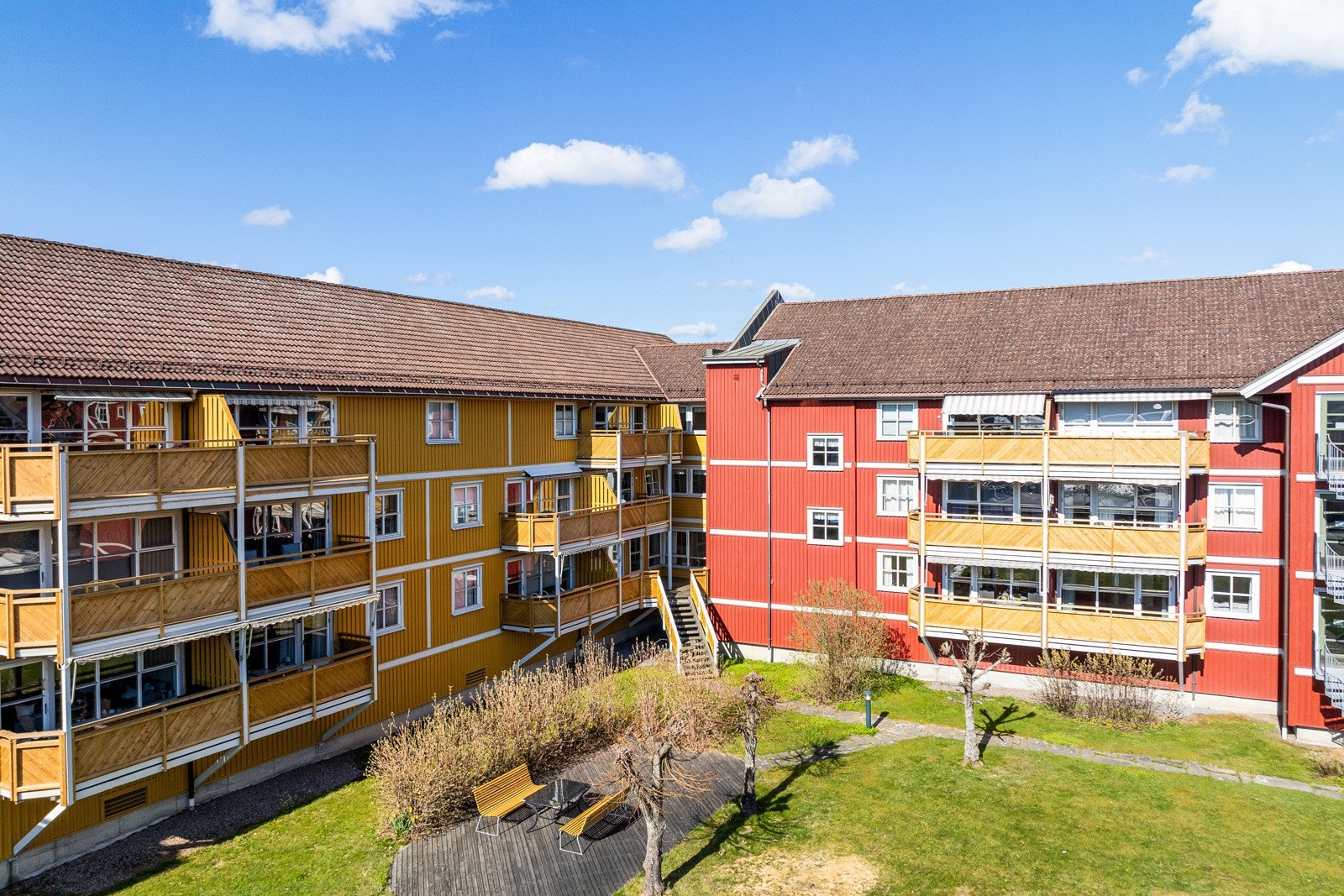 Sameiet har en stor og luftig tomt, leiligheten har en tilbaketrukken og rolig beliggenhet. Galleribilde