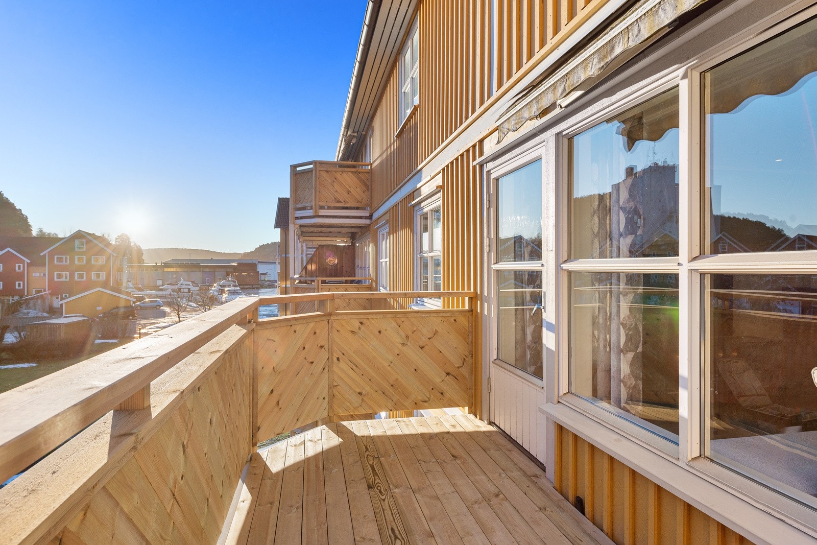 Det er utsikt mot vannet og båtene fra verandaen. Galleribilde