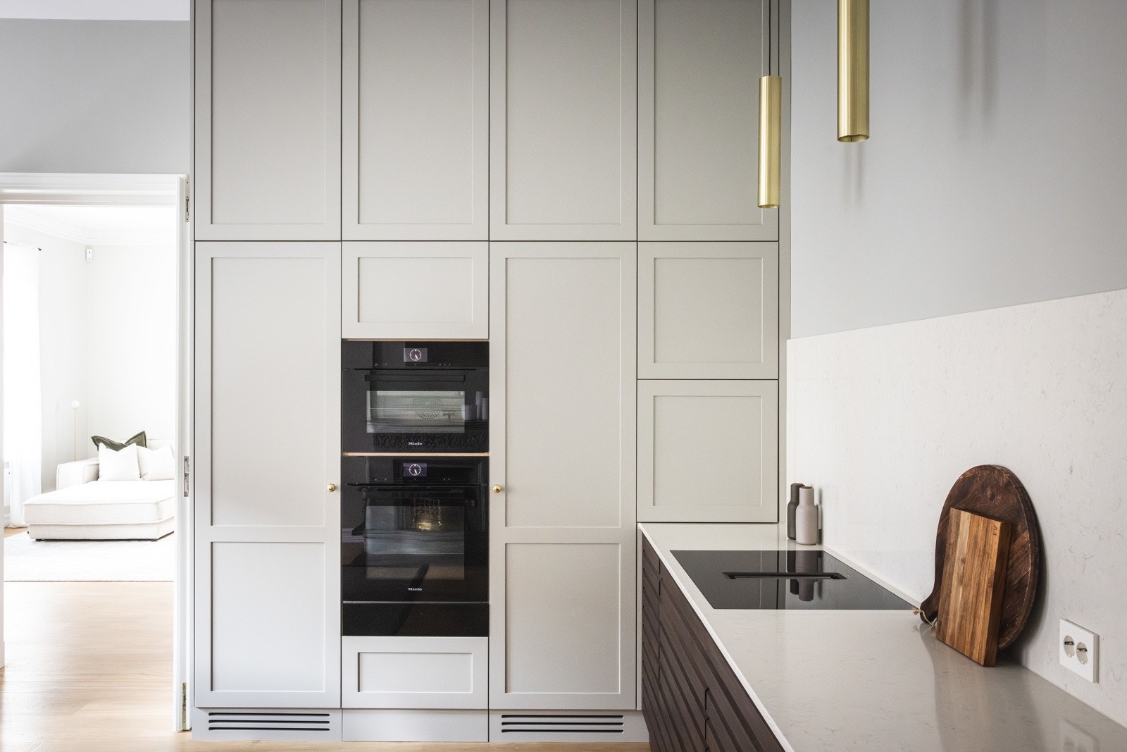 Kjøkkenet er spesialtilpasset og innredet i 2023 av Elen Møbelstudio, med kvalitetshvitevarer fra Miele. Galleribilde