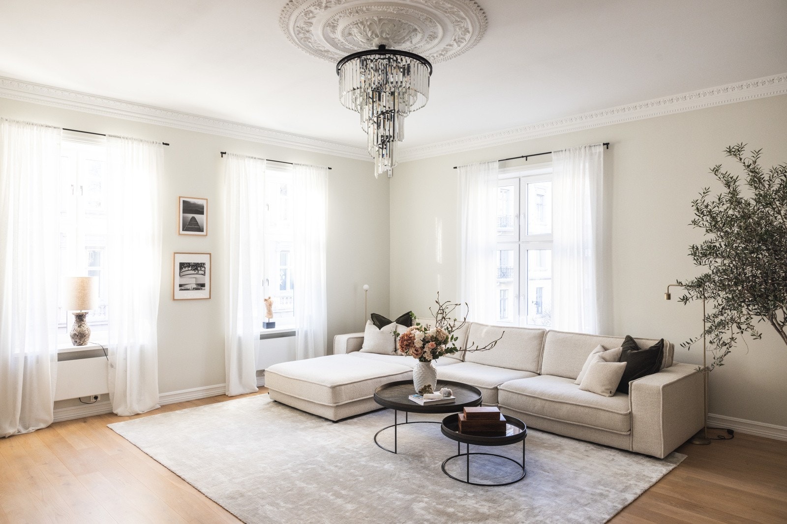 Det er god plass til sofagruppe, stuebord og annet ønsket møblement. Galleribilde