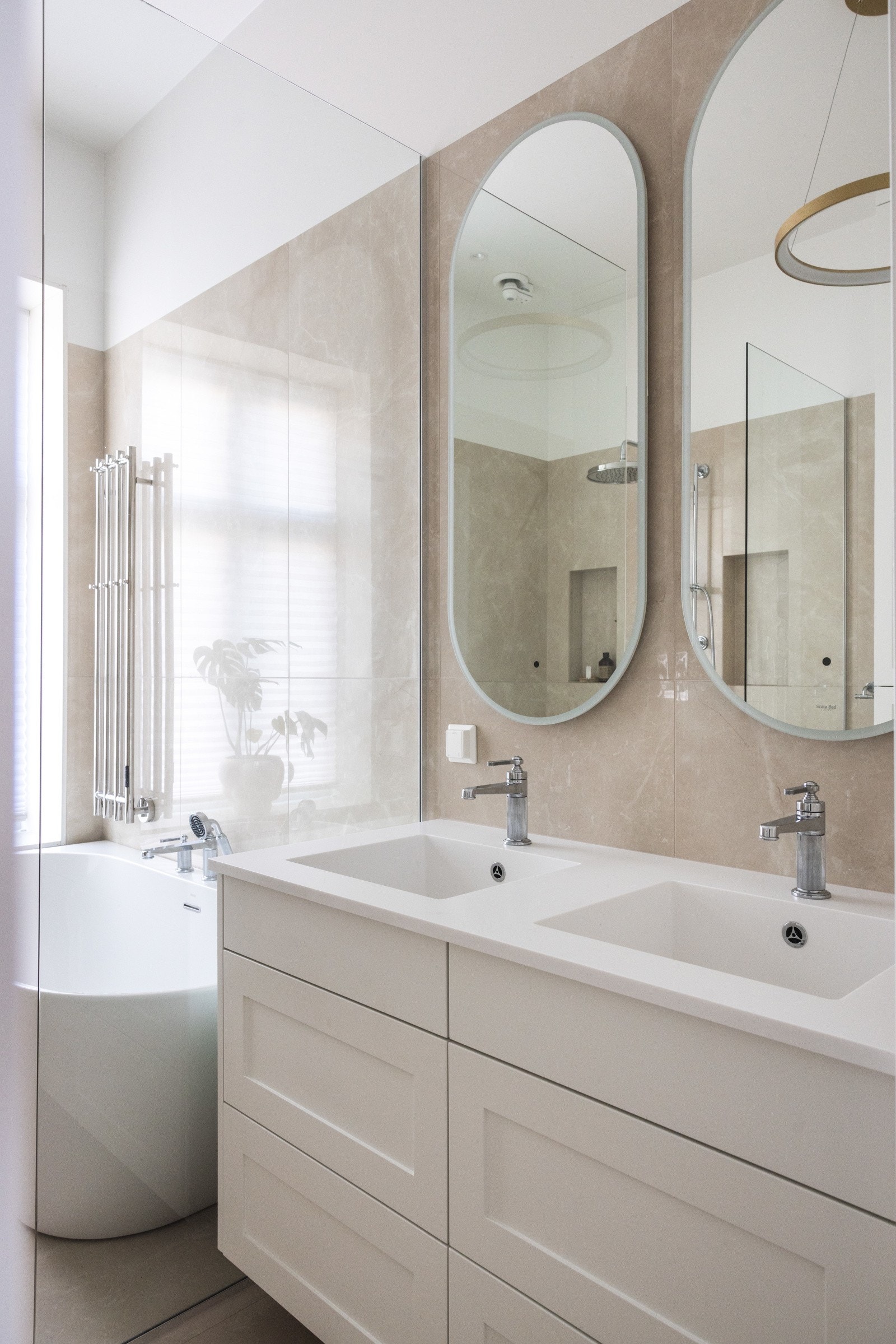 Speilet fra Scala med dimbar LED-belysning fullfører det eksklusive uttrykket. Galleribilde