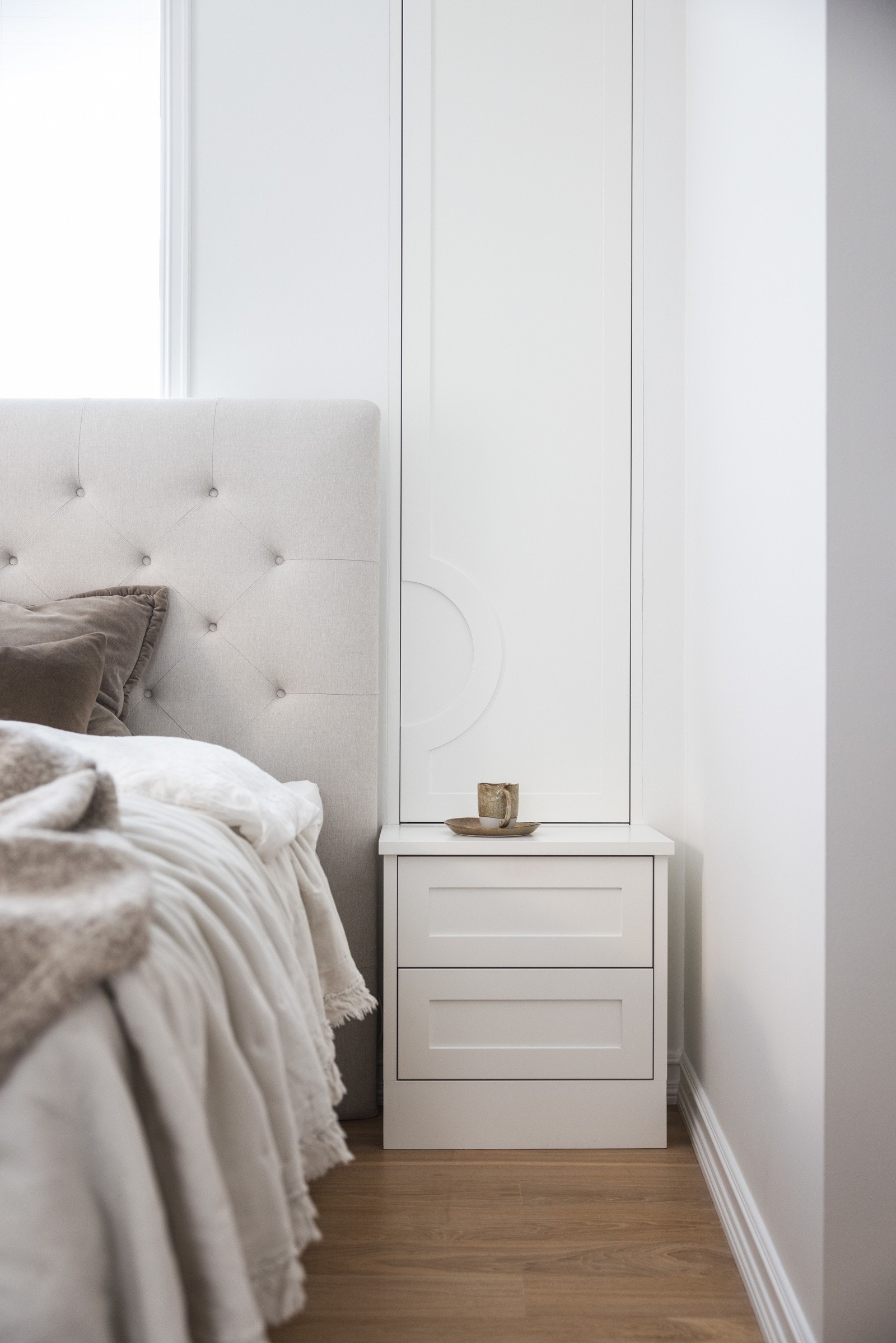 Nattbord er plassbygget med skapløsning fra Elen Møbelstudio. Galleribilde