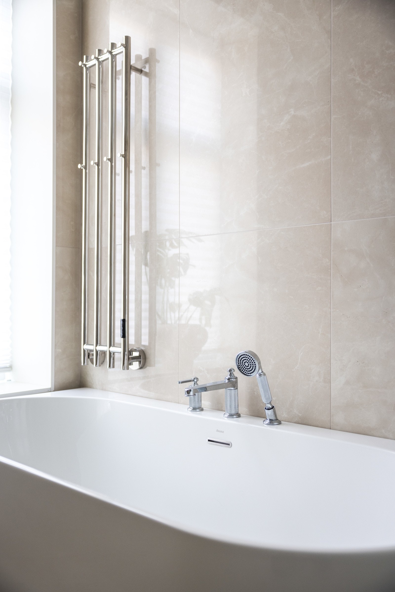 I baderommet står dette badekaret som et sentrum for avslapning. Galleribilde