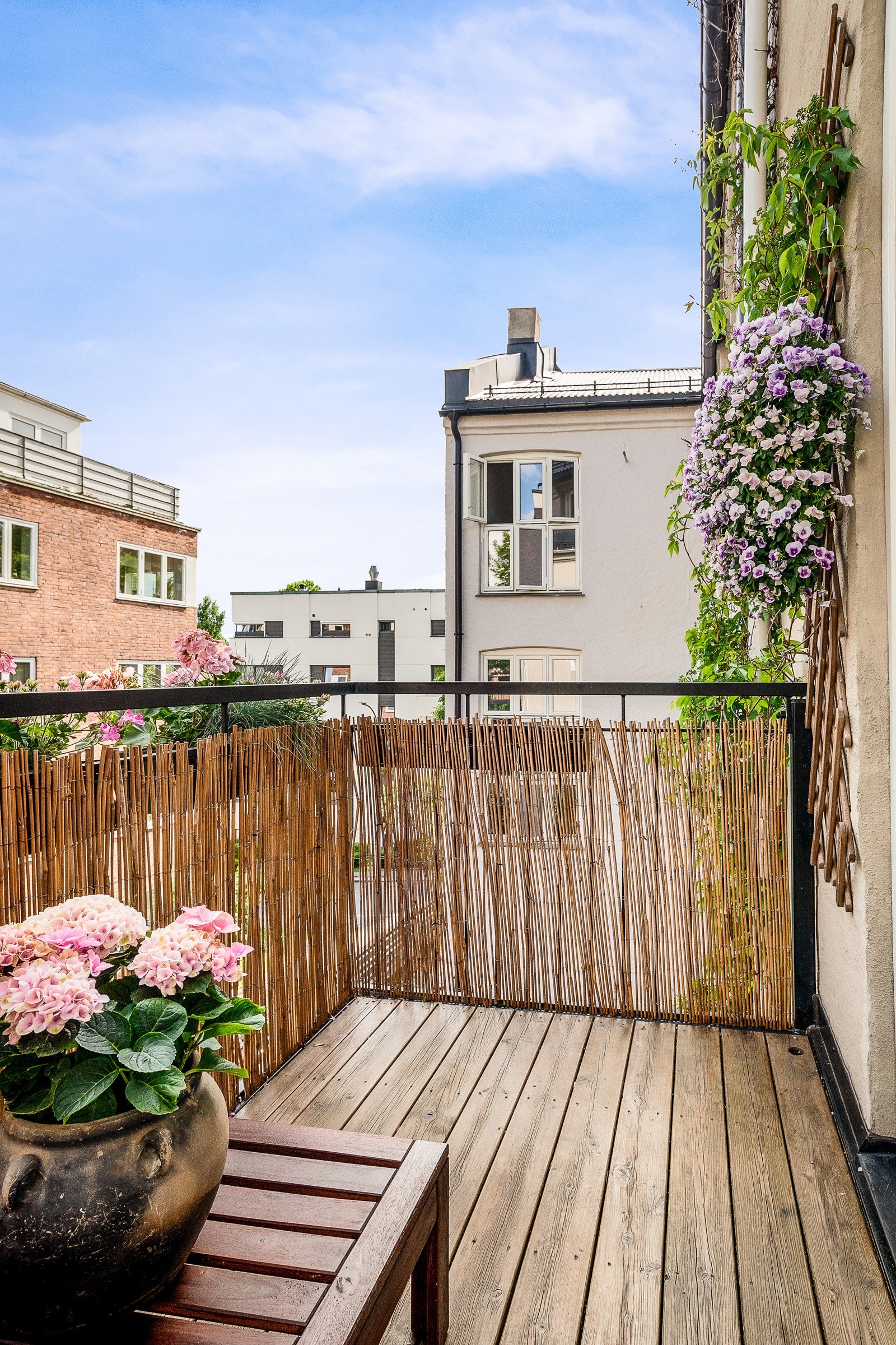 Videre trer man ut på den andre balkongen som også vender mot bakgård. En sjarmerende balkong på ca. 4 kvm, med plass til utemøbler. Galleribilde