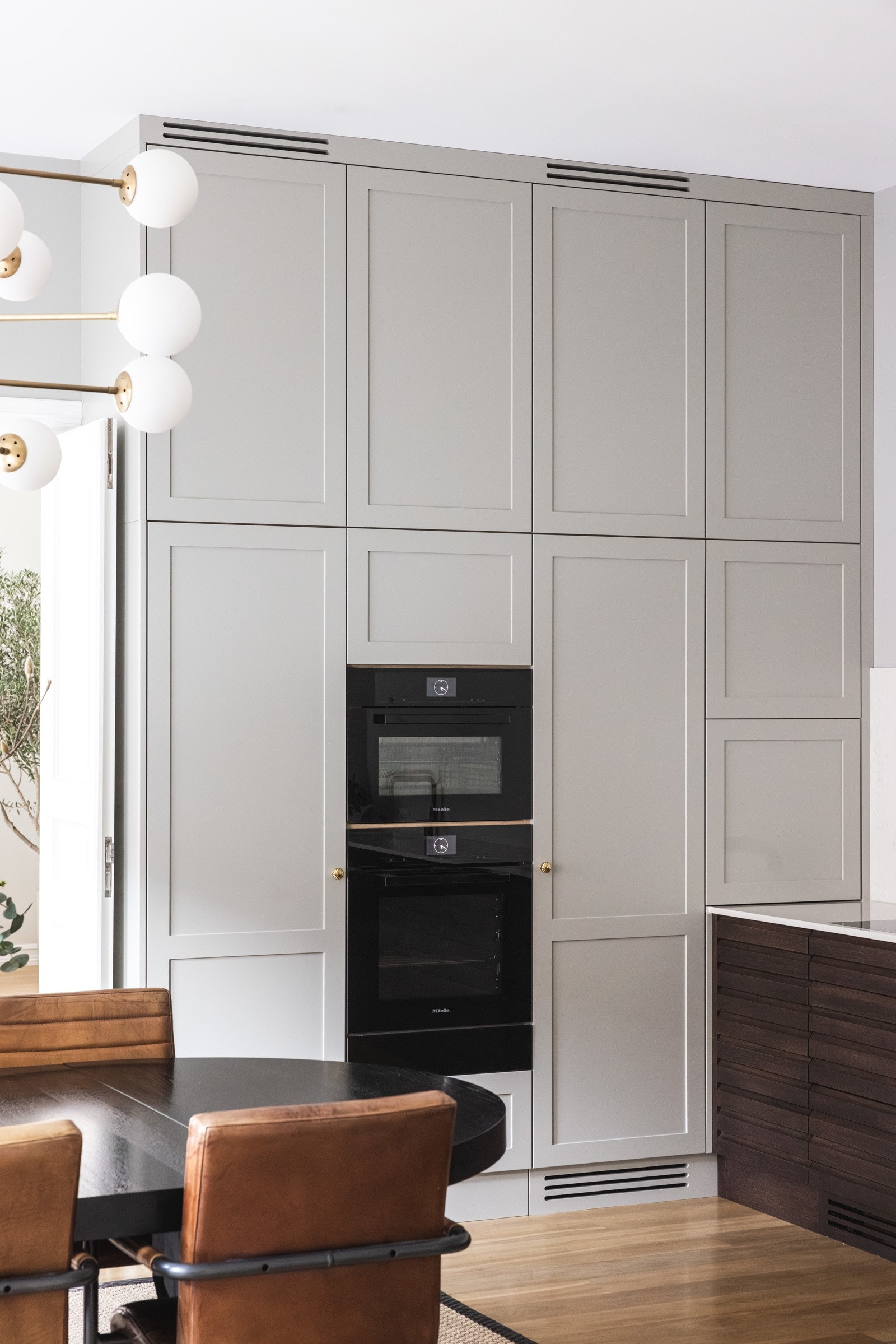 Integrerte hvitevarer inkludereren en 90 cm induksjonstopp med avtrekksvifte, stekeovn, dampovn, varmeskuff, oppvaskmaskin, kjøleskap og fryseskap. Galleribilde