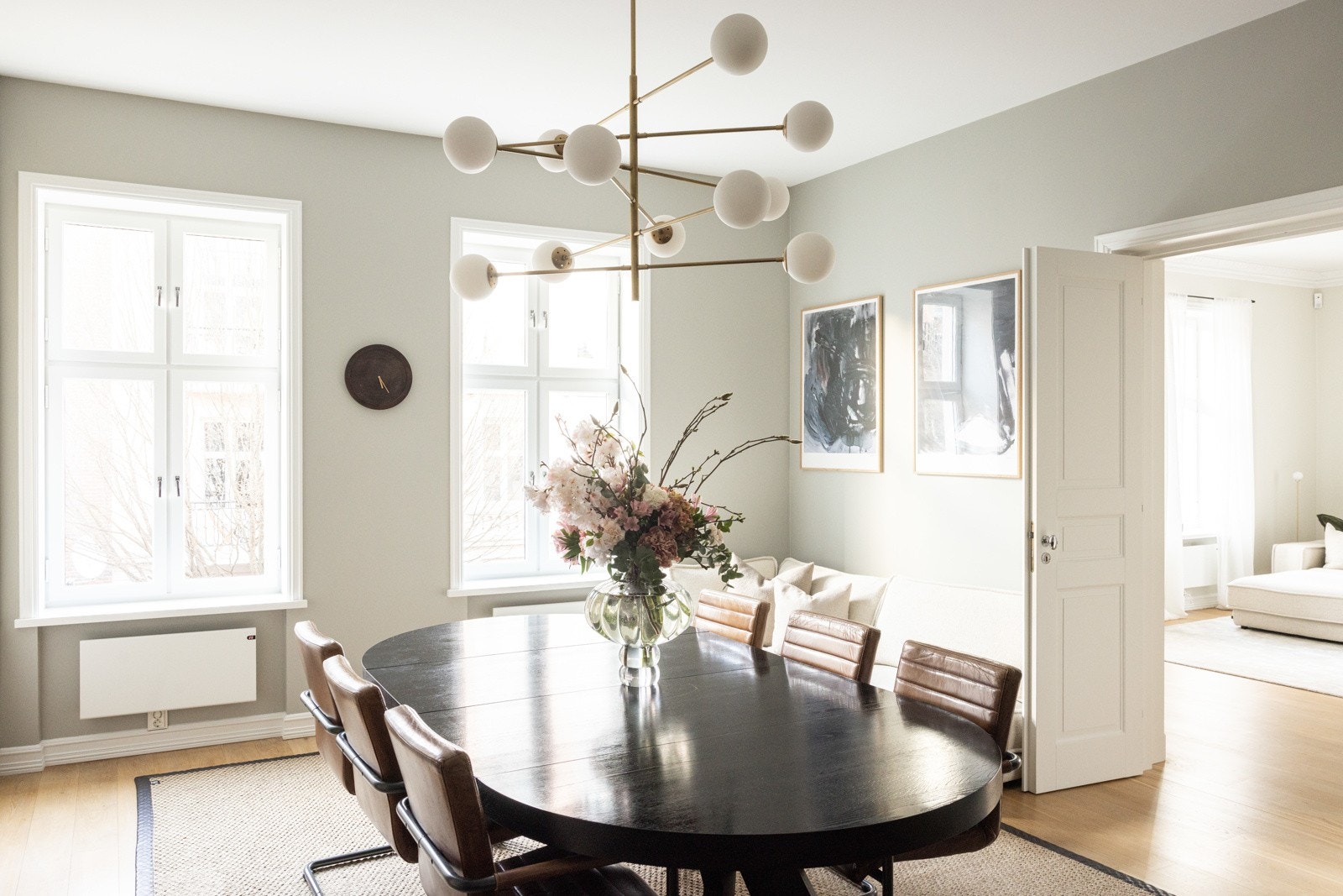 Kjøkkenet har god plass til en romslig og sosial spisegruppe, perfekt for både hverdagsmåltider og samlinger med familie og venner. Galleribilde