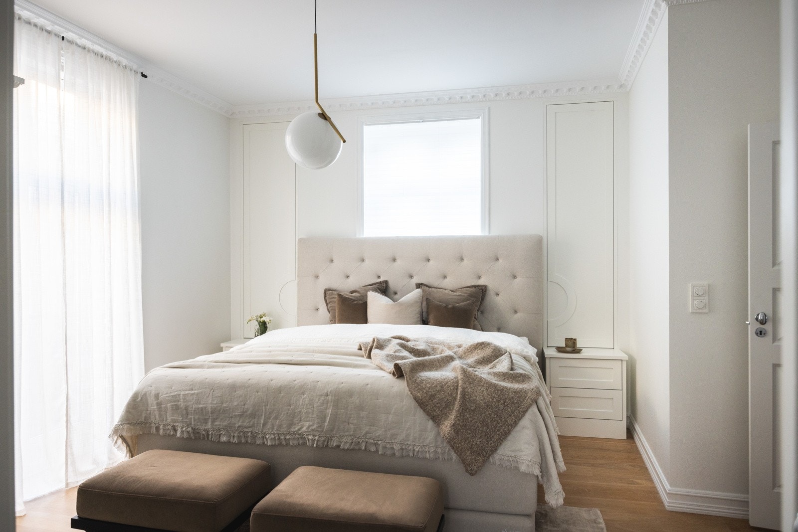 Hovedsoverommet har en suite løsning med tilgang til eget bad og et imponerende walk-in closet, samt balkong. Galleribilde