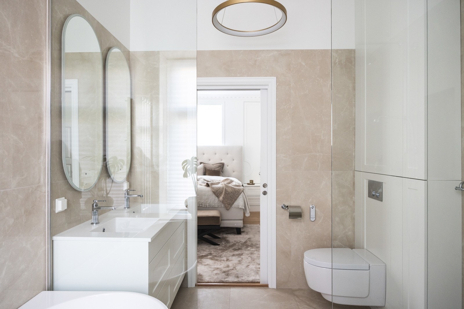 Hovedbad - med et design som oser spa-følelse, har dette badet fra 2023 vakre italienske fliser og et spesialtilpasset skap fra Elen Møbelstudio. Galleribilde