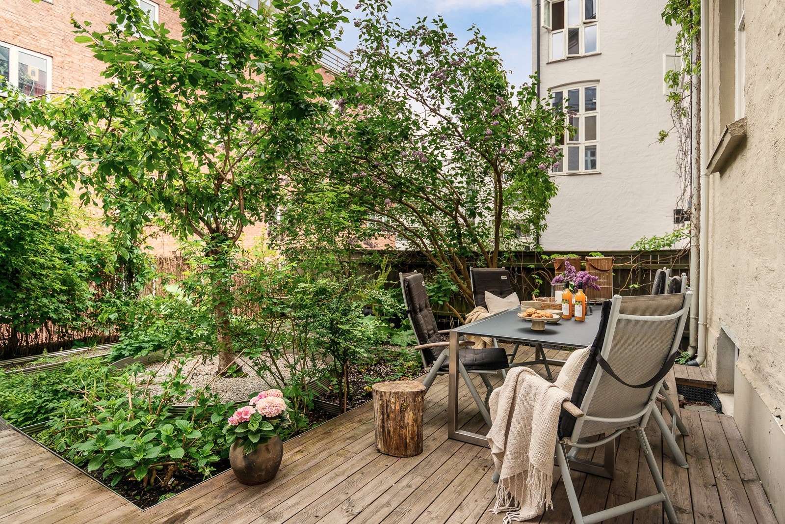 En sjarmerende bakgård, perfekt for avslapning eller sosiale sammenkomster. Galleribilde