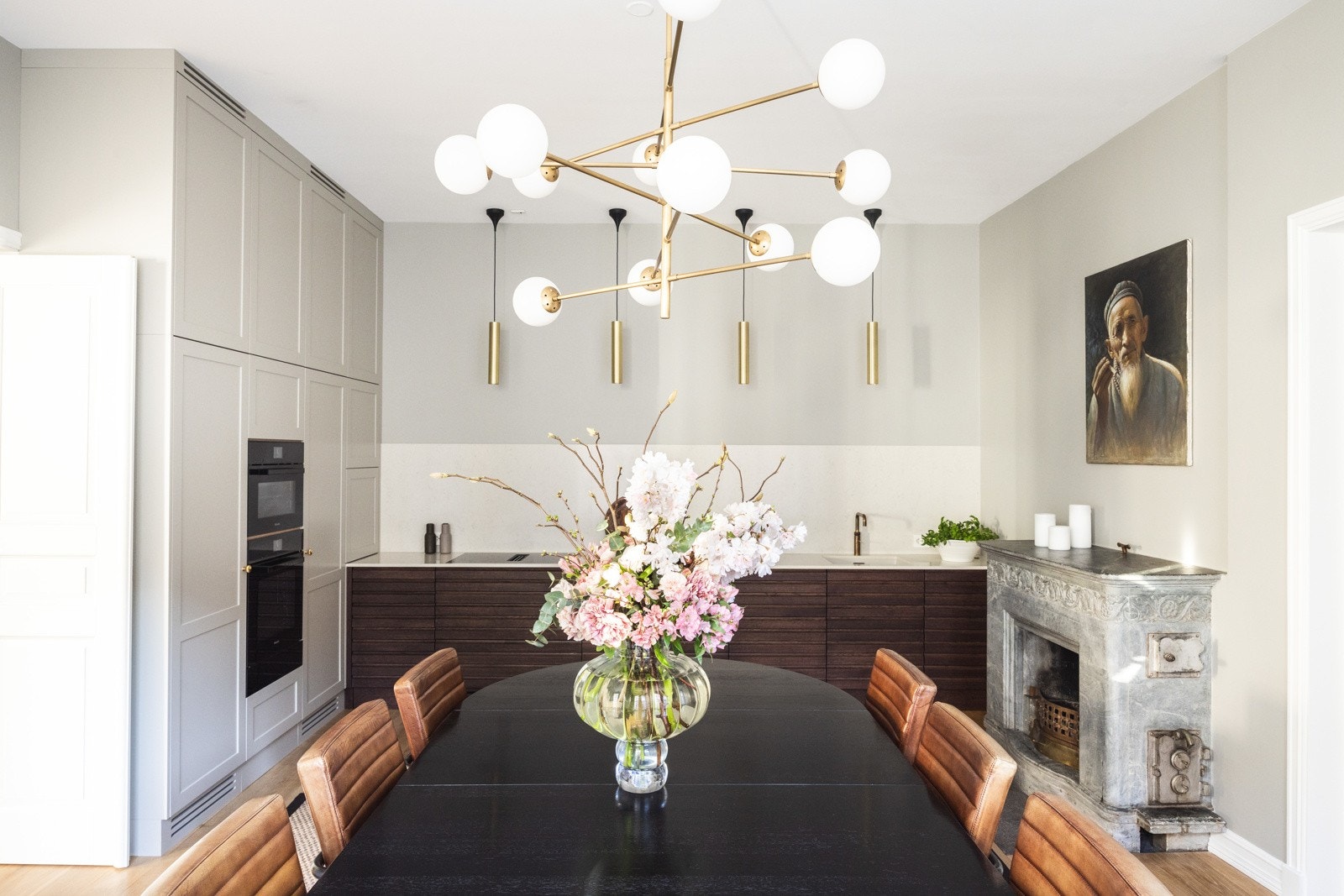 Den åpne løsningen gir et naturlig samspill mellom kjøkken og spisestue. Galleribilde