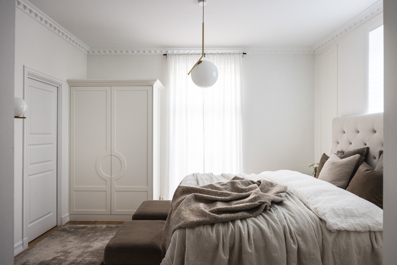 Her finner du et praktisk garderobeskap med tilpasset kontornisje, også fra Elen Møbelstudio. Galleribilde