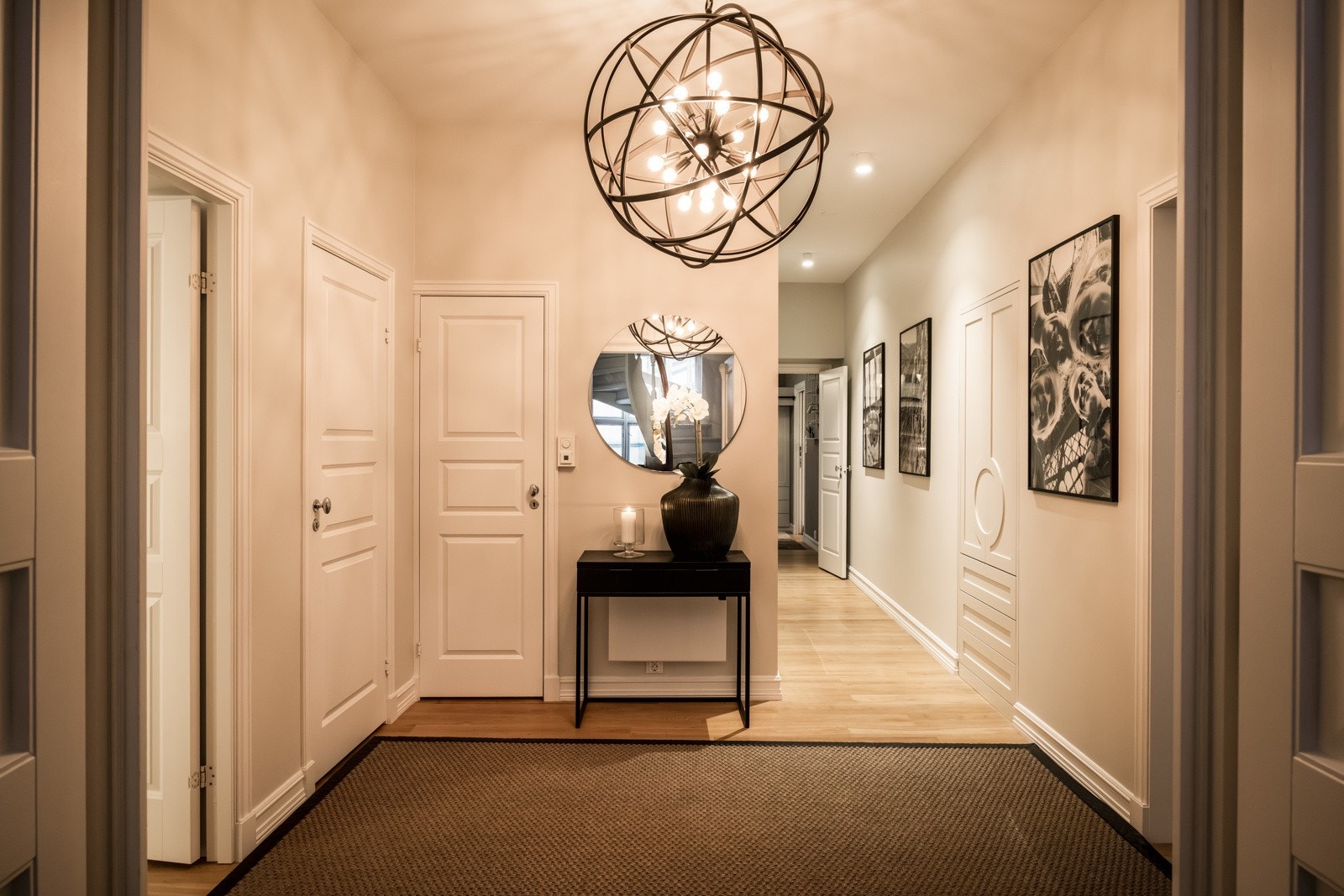 Kveldsstemning - I hallen har man plassbygd garderobeløsning fra Elen møbelstudio. Galleribilde