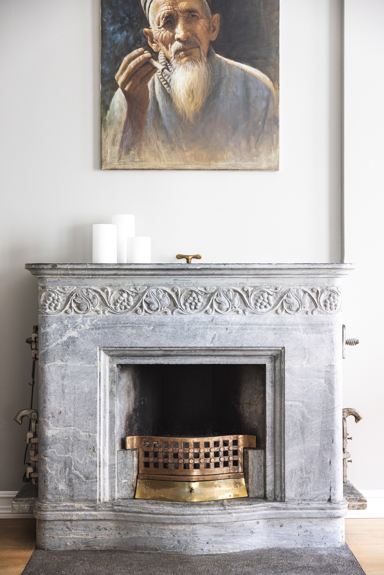 I tillegg er det en vakker Kleberstein-peis som gir rommet en koselig og behagelig varme. Galleribilde