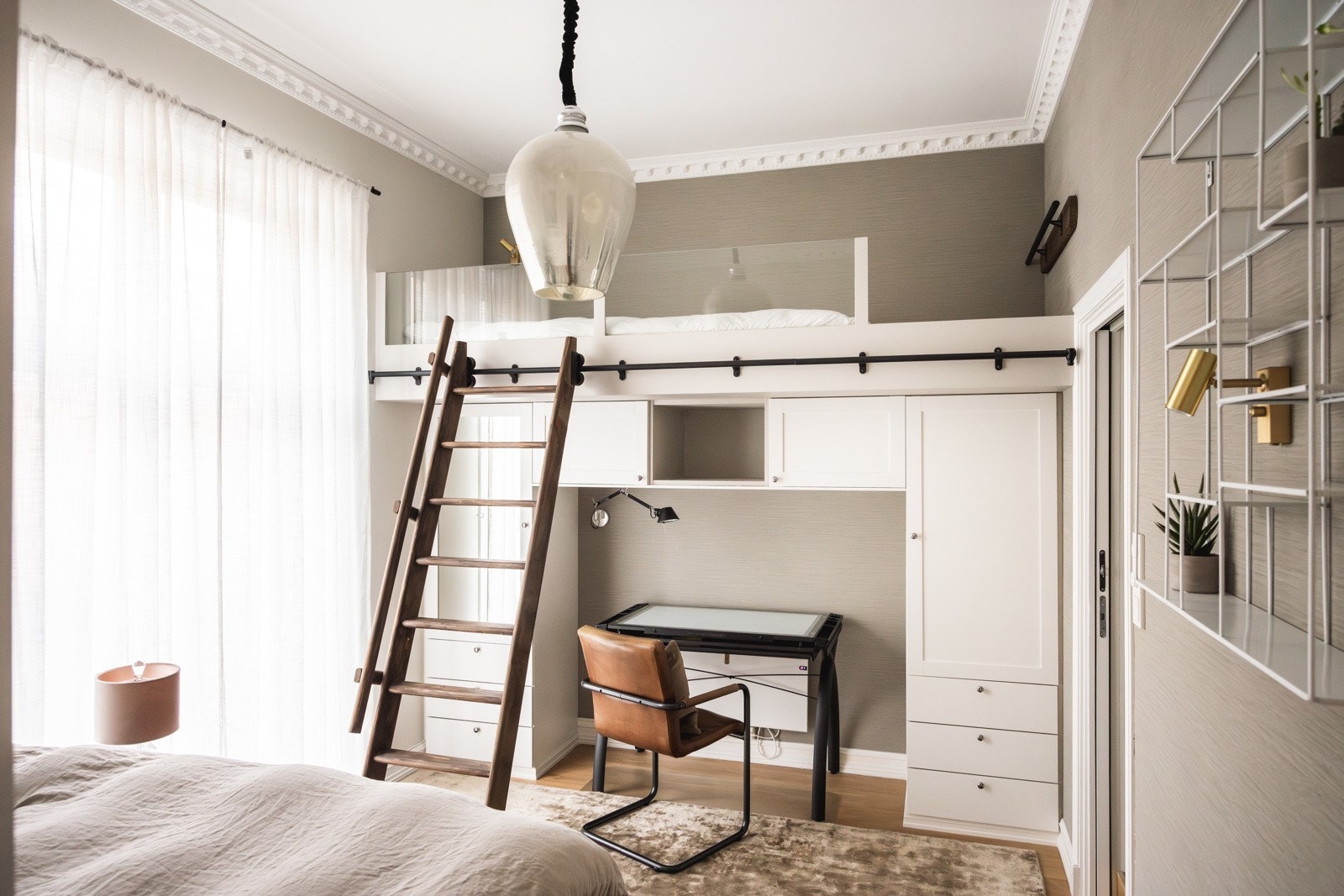 Et koselig soverom med plassbygd seng og praktisk hems, som utnytter rommet på en smart og stilfull måte. Galleribilde