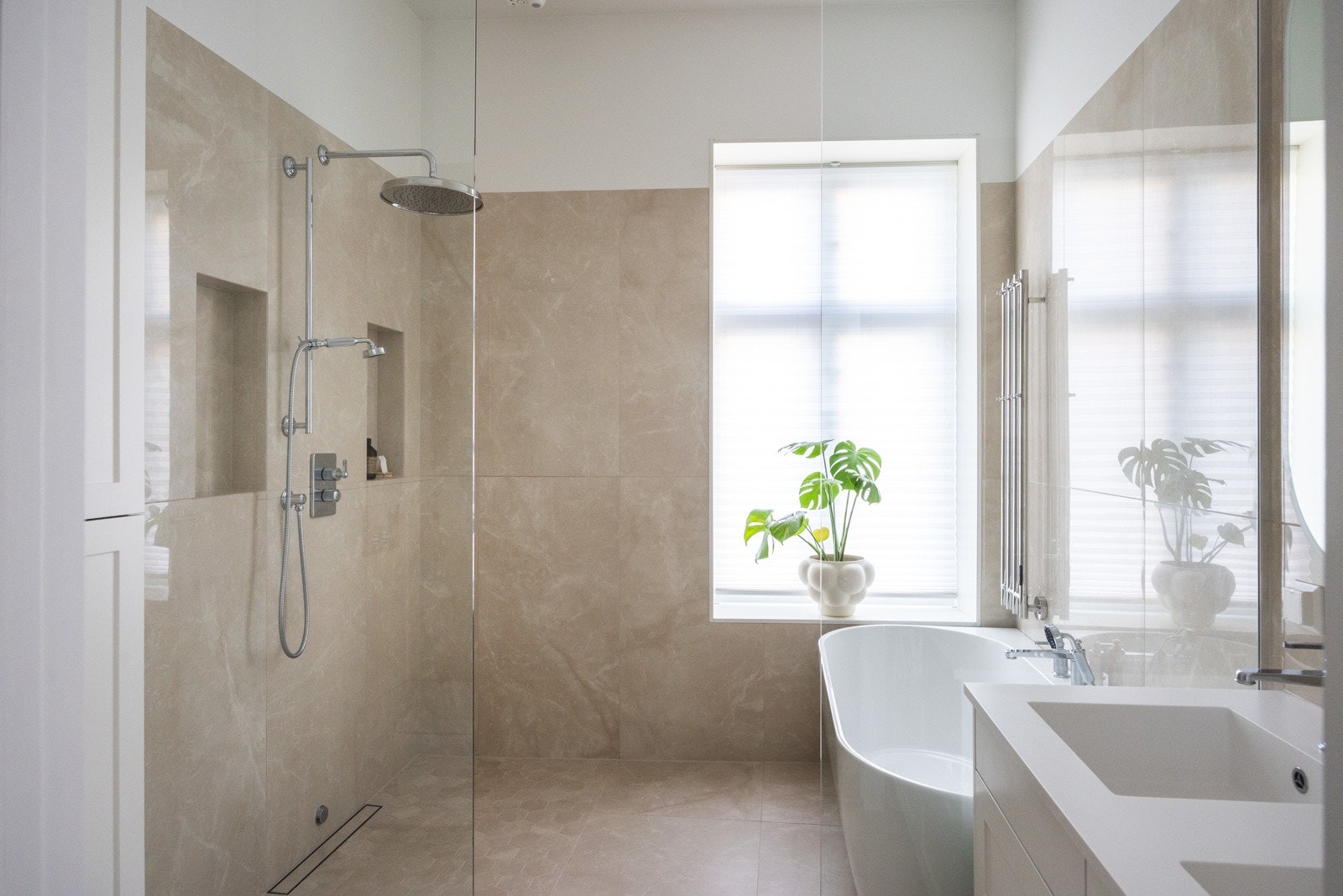 Badet har et topmodell dusjtoalett fra AquaClean Mera, et luksuriøst badekar fra Freedom,og fossefalldusj fra Gessi Venti20 med dusjvegg i herdet glass. Galleribilde