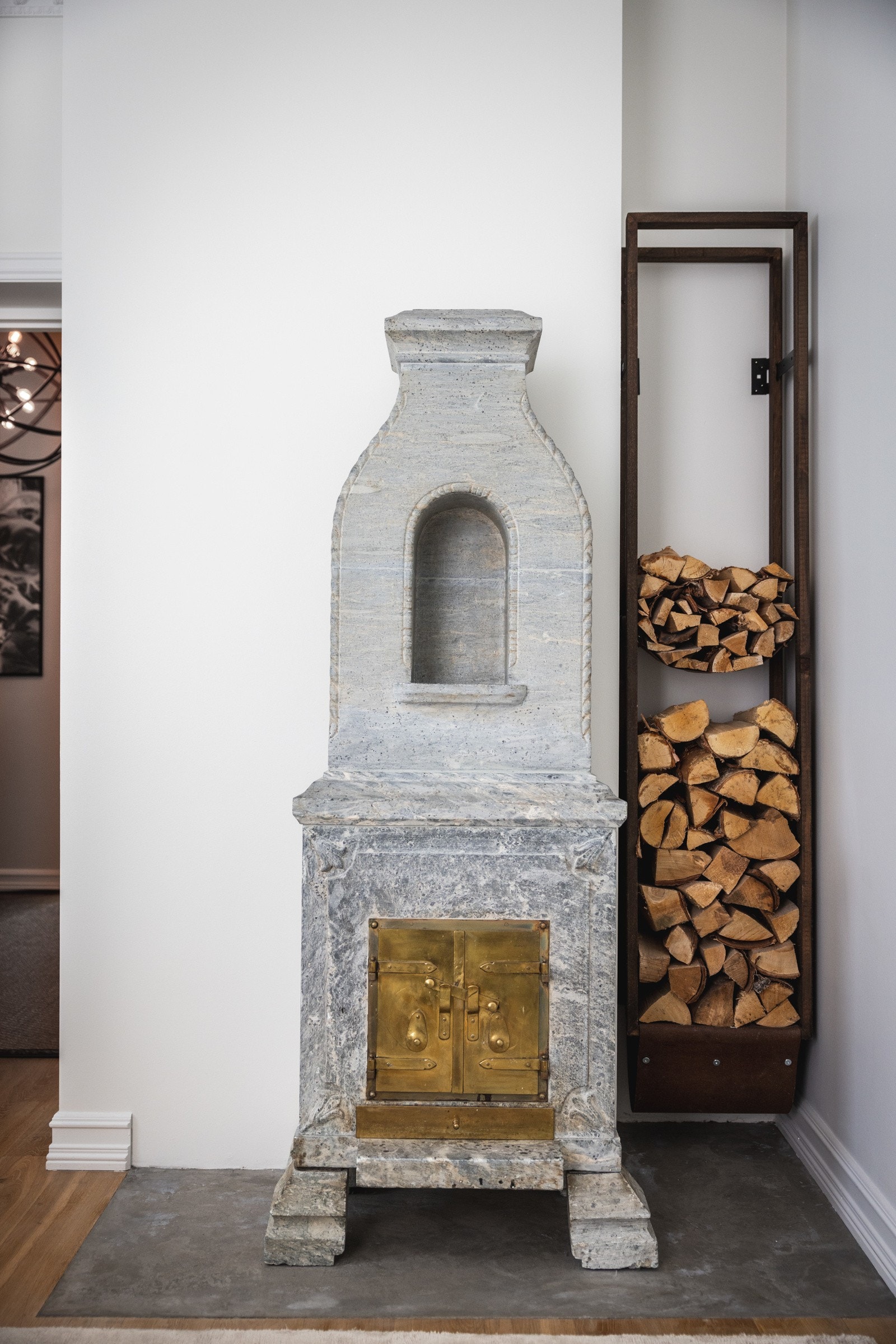 Soverommet er utsmykket med en klassisk klebersteinsovn. Galleribilde