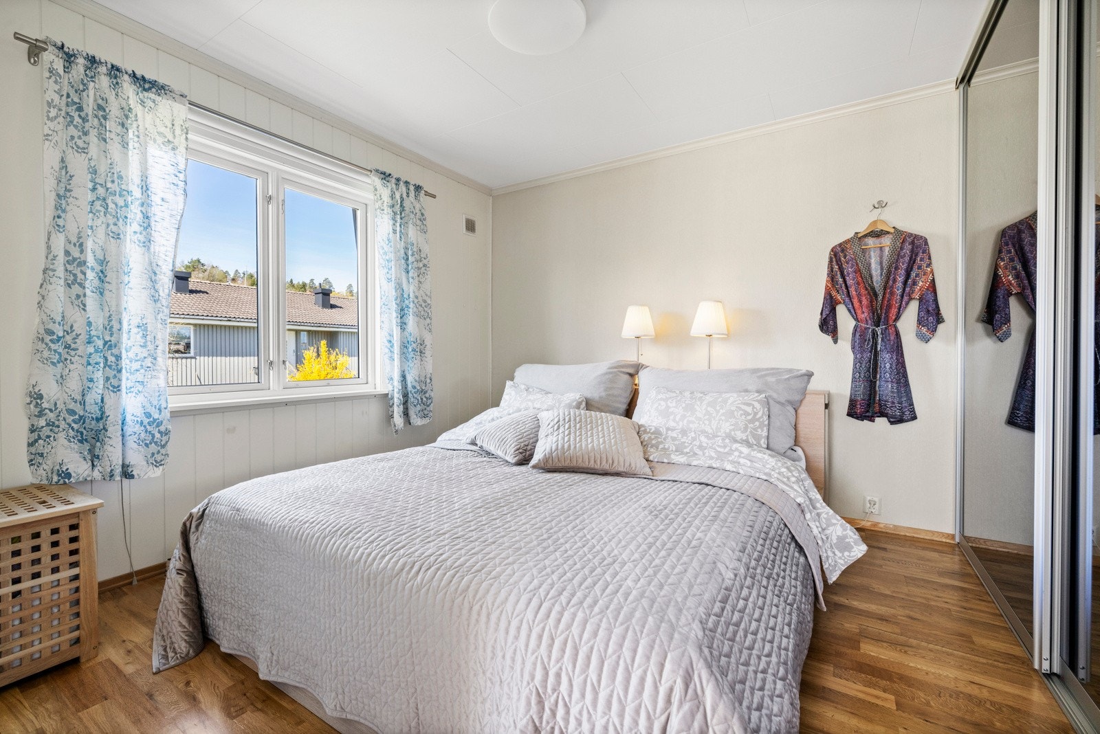 Soverom 1. I rommet er det montert en skyvedørsgarderobe. Galleribilde