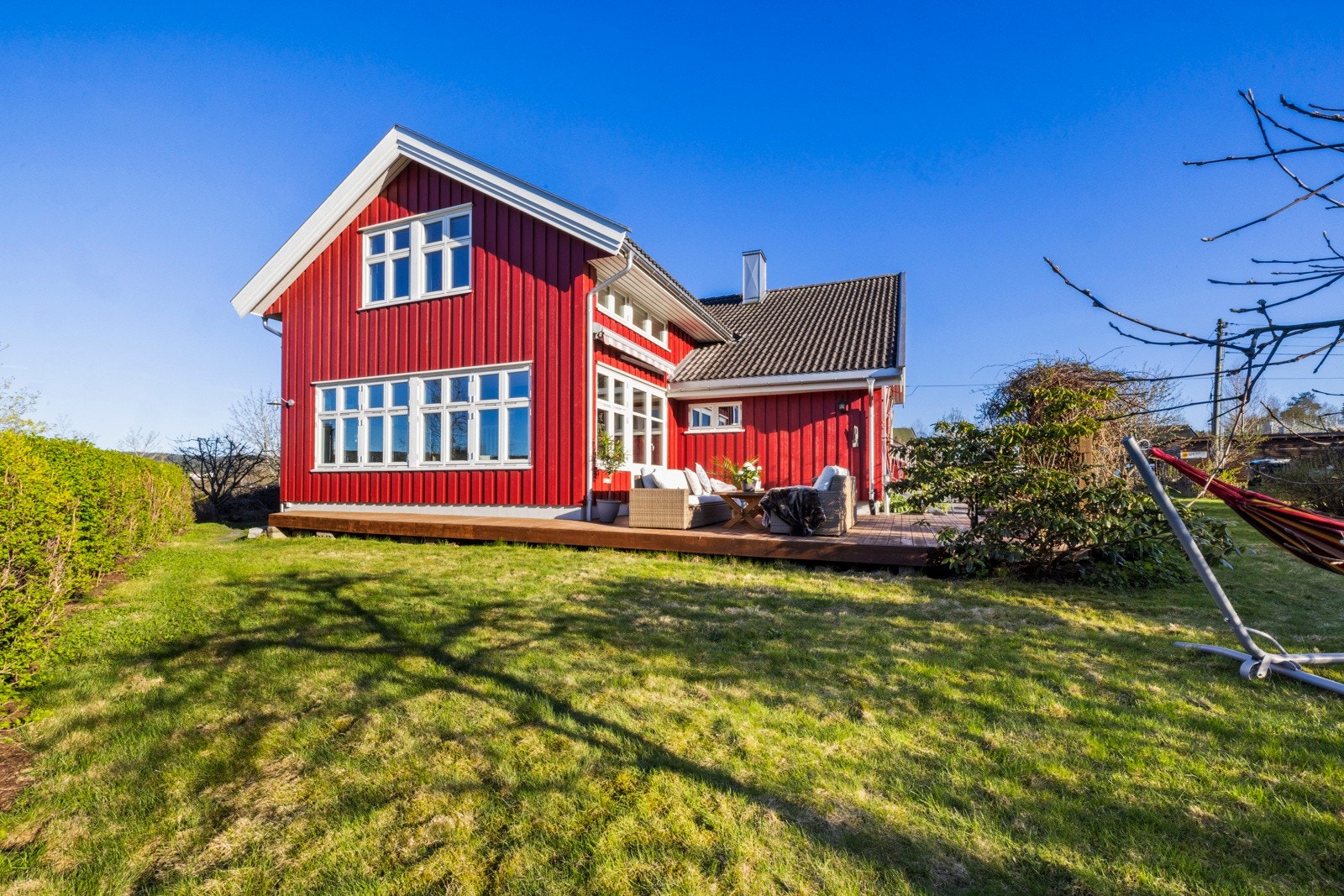 Tomt/fasade. Boligen ligger i barnevennlige omgivelser med kort vei til Benterud skole. Galleribilde