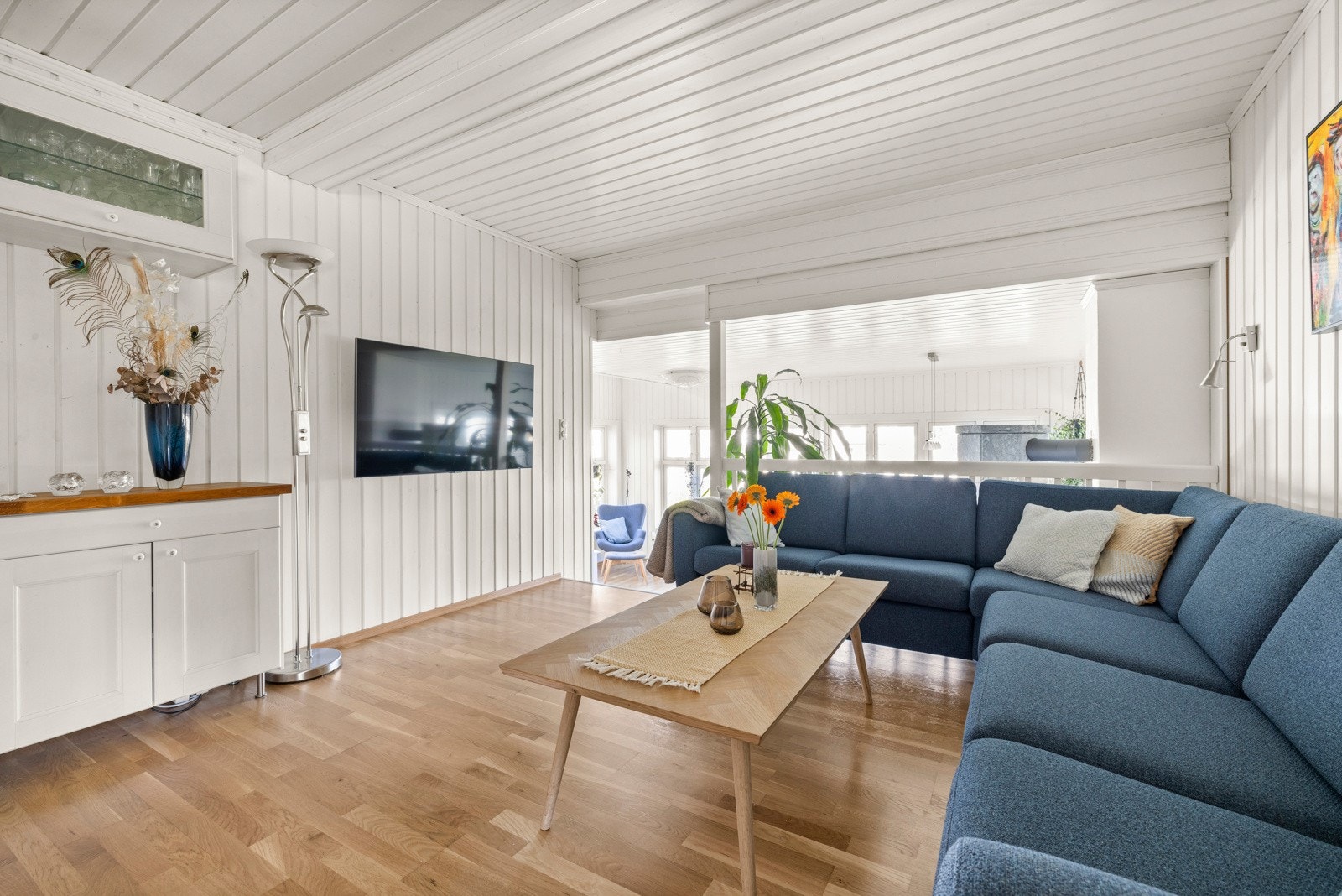 Tv-stuen har god plass for en sofa med tilhørende tv-møblement. Galleribilde