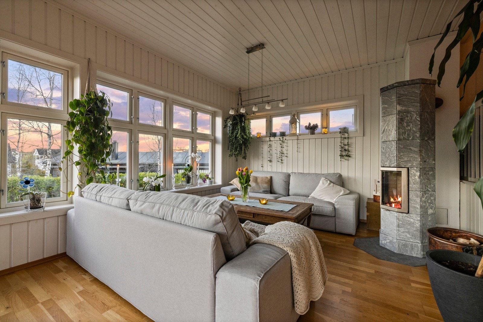 Boligen har en god planløsning med ulike soner både inne og ute. Alle vinduer og dører i hovedetasjen samt 2.etg er skiftet med unntak av noen få små. Samtidig ble hele taket lagt nytt og etterisolert. Galleribilde