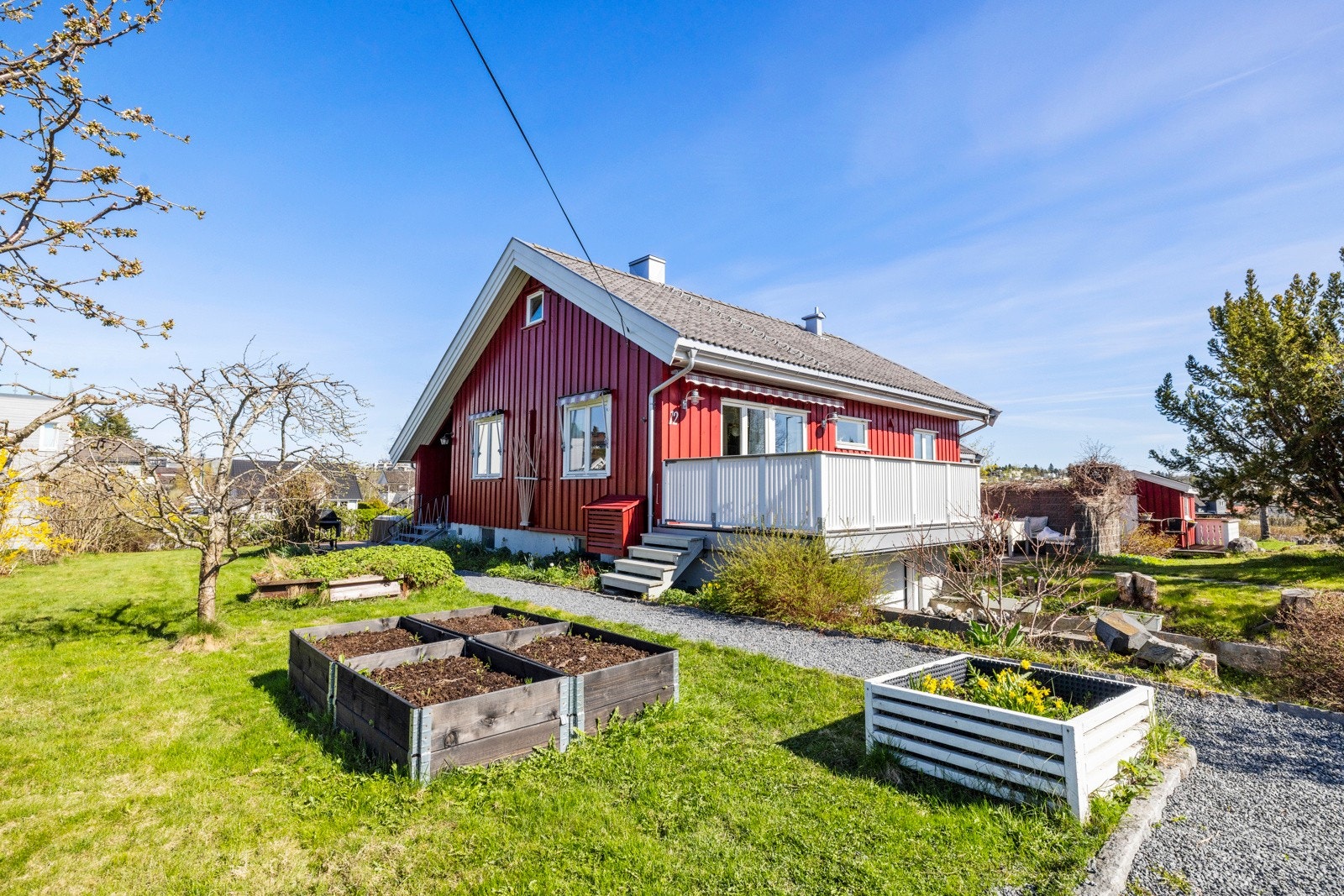 Fasade/tomt boligens fremside. Her har man gode solforhold fra tidlig morgen og gjennom hele dagen. Galleribilde