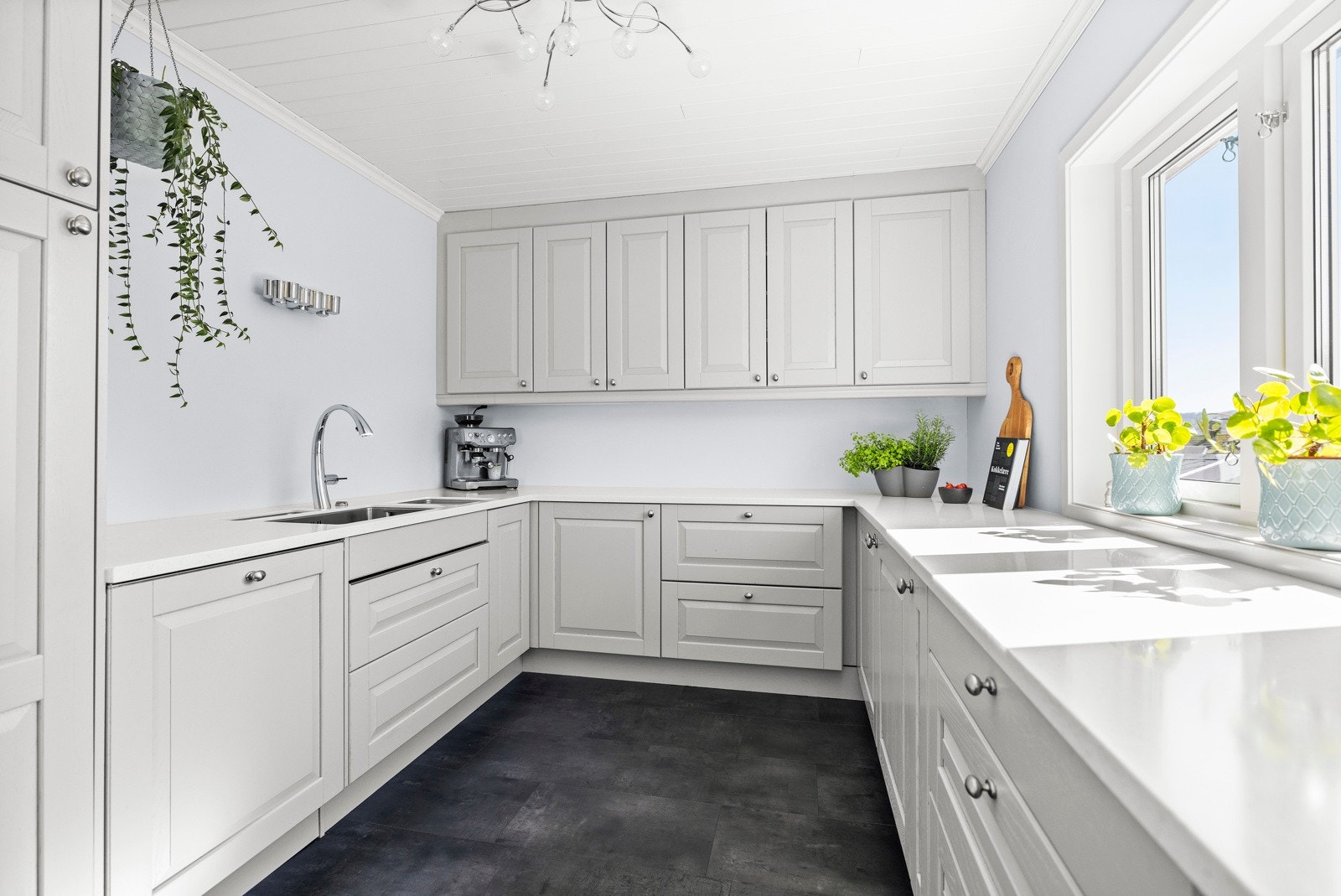 Det er rikelig med benk- og oppbevaringsplass. Innredningen har en gjennomtenkt og nøye planlagt utforming med mange smarte løsninger. Galleribilde