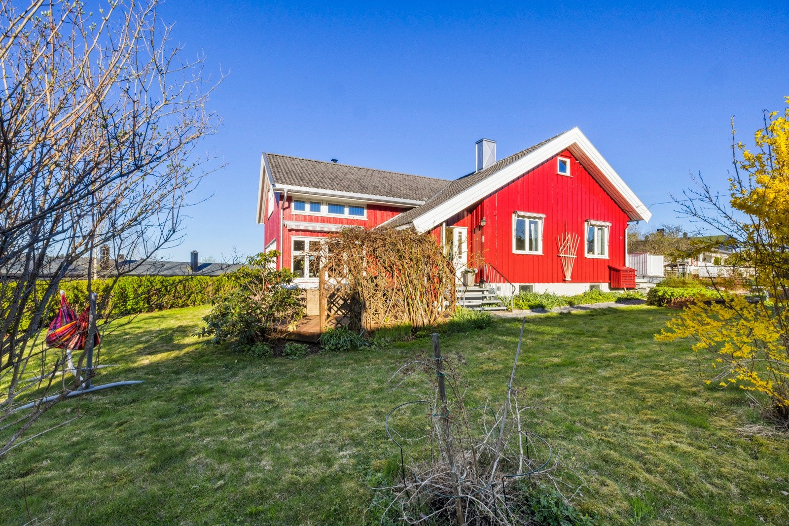 Tomt/fasade. De aller fleste yttervegger på boligen er skiftet og etterisolert. Galleribilde