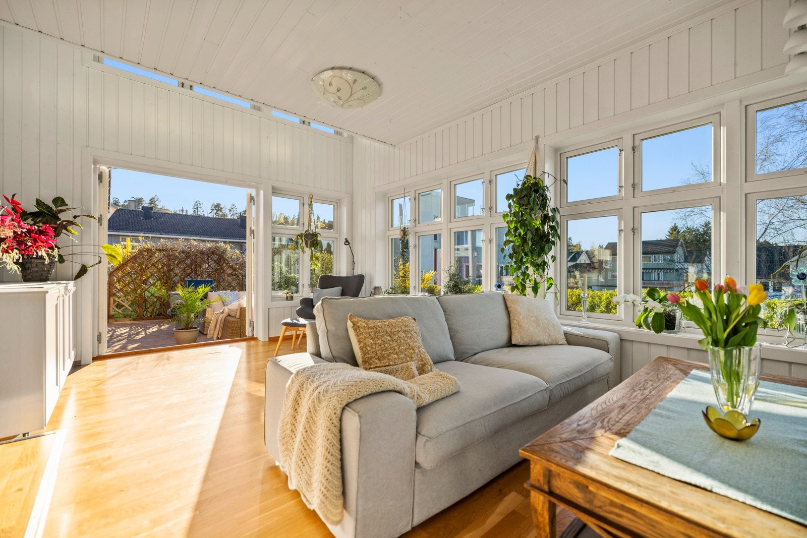 De store vindusflatene skaper en god stemning i rommet. Galleribilde