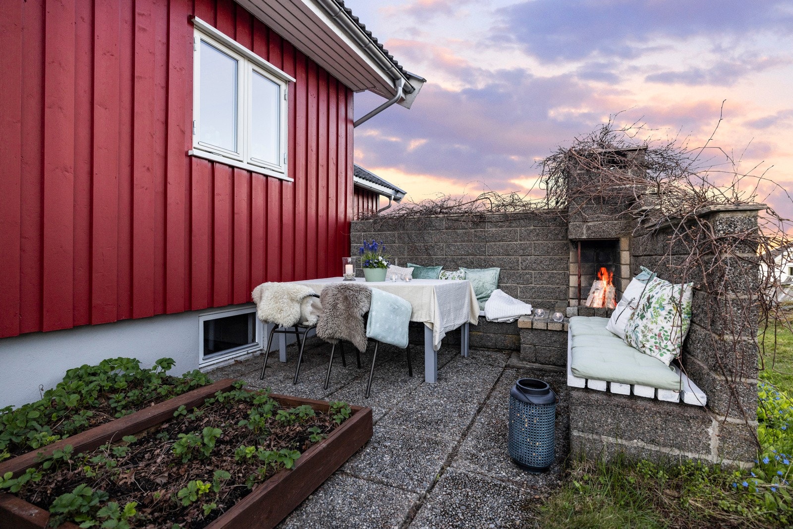 Nedenfor terrassen har man en annen hyggelig uteplass. Galleribilde