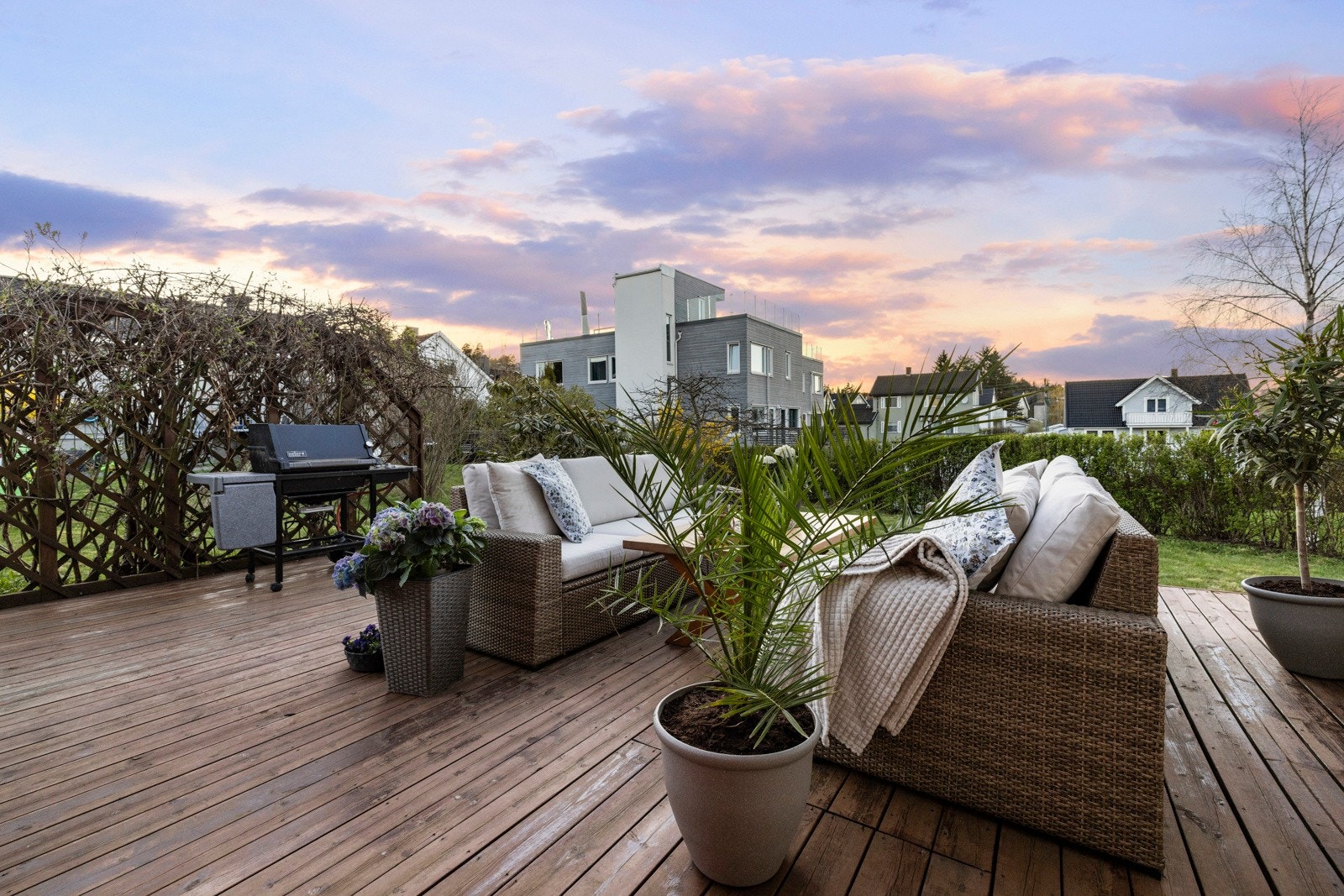 Terrassen er romslig, så her kan man samle mange gjester på hyggelige grillkvelder. Galleribilde