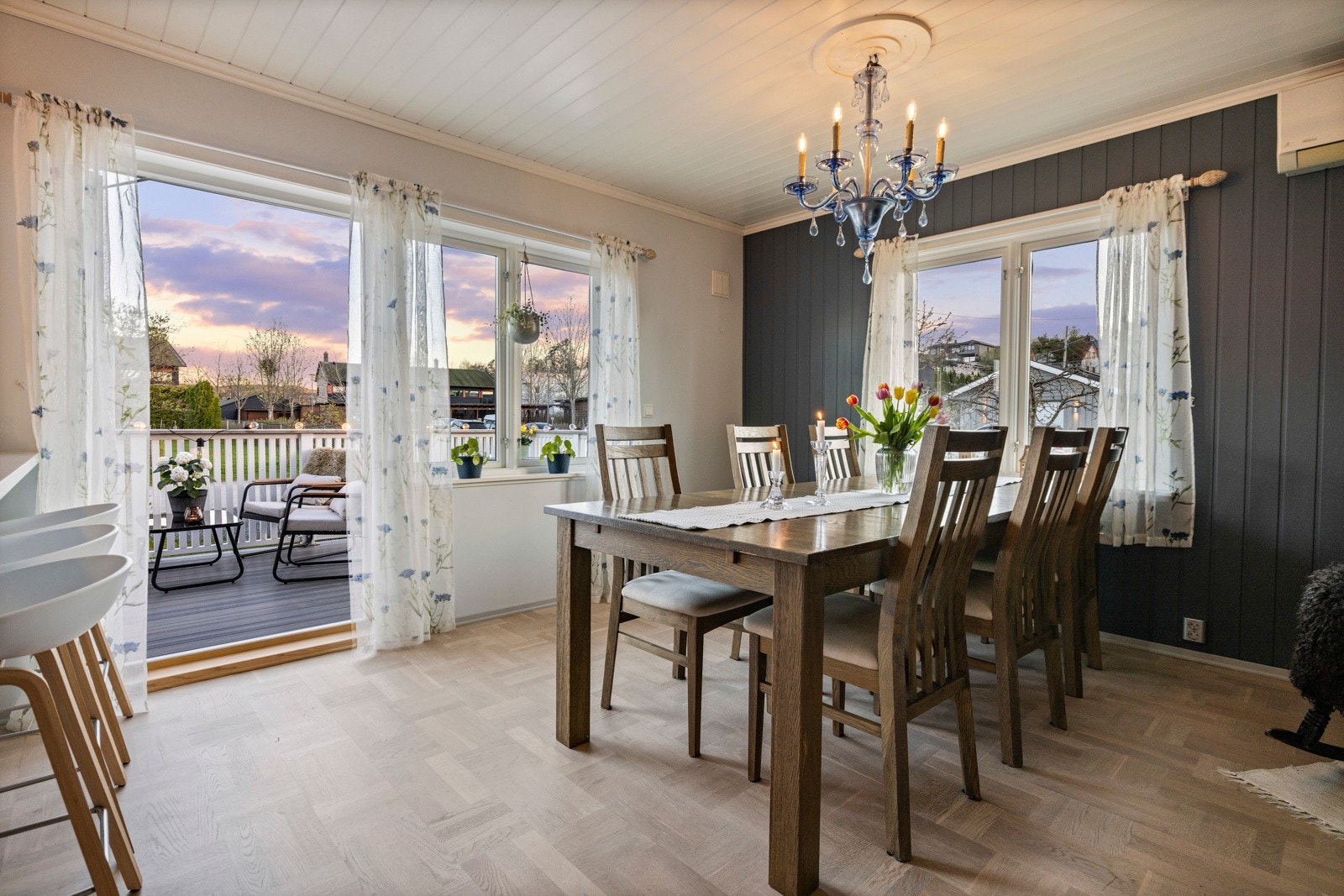 I tilknytning til kjøkkenet er det god plass til en spisestue. Fra rommet er det utgang til en terrasse. Galleribilde