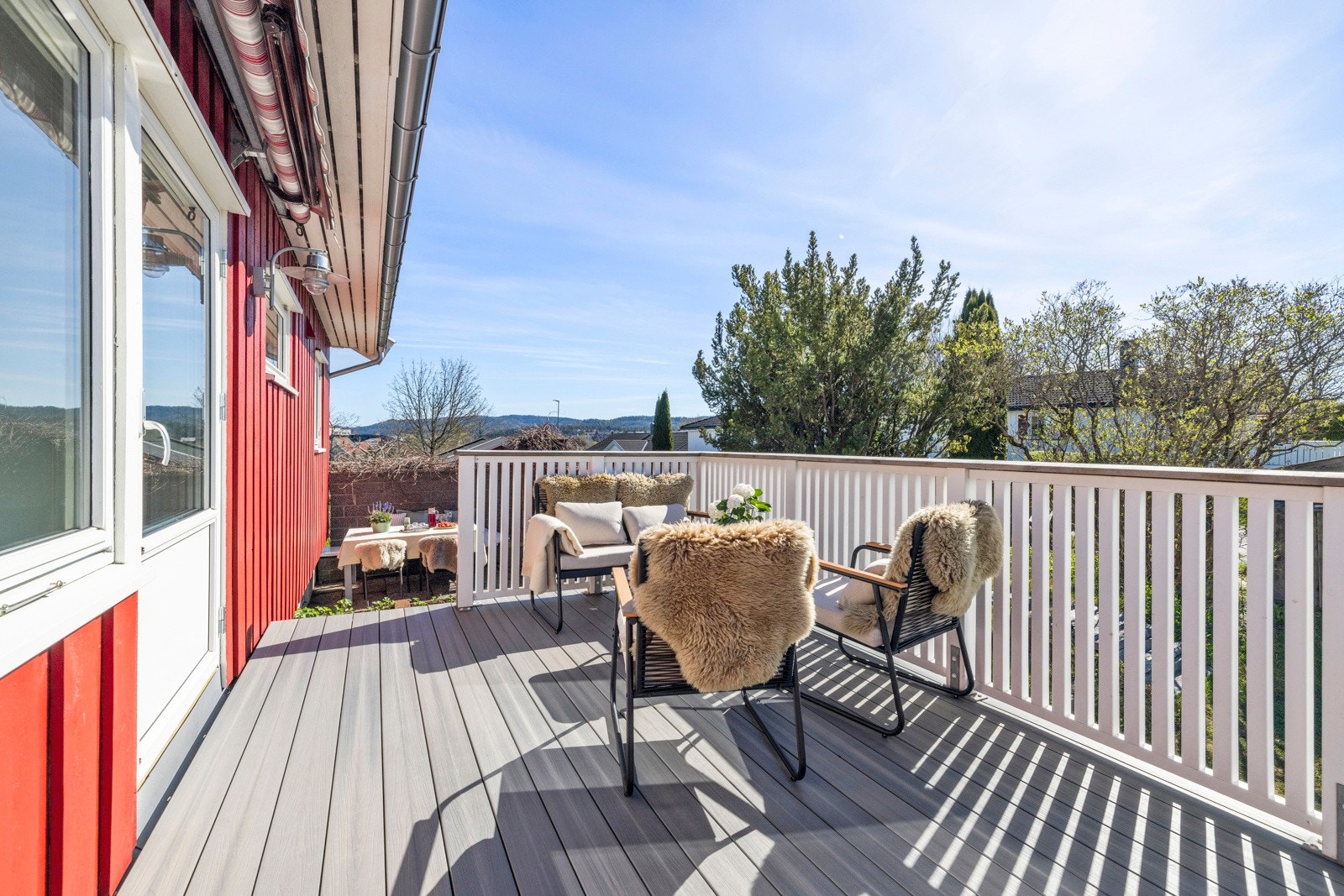 Terrassen som ligger i tilknytning til spisestuen er på 12. kvm. Terrassen har sol fra tidlig morgen og gjennom hele dagen. Galleribilde