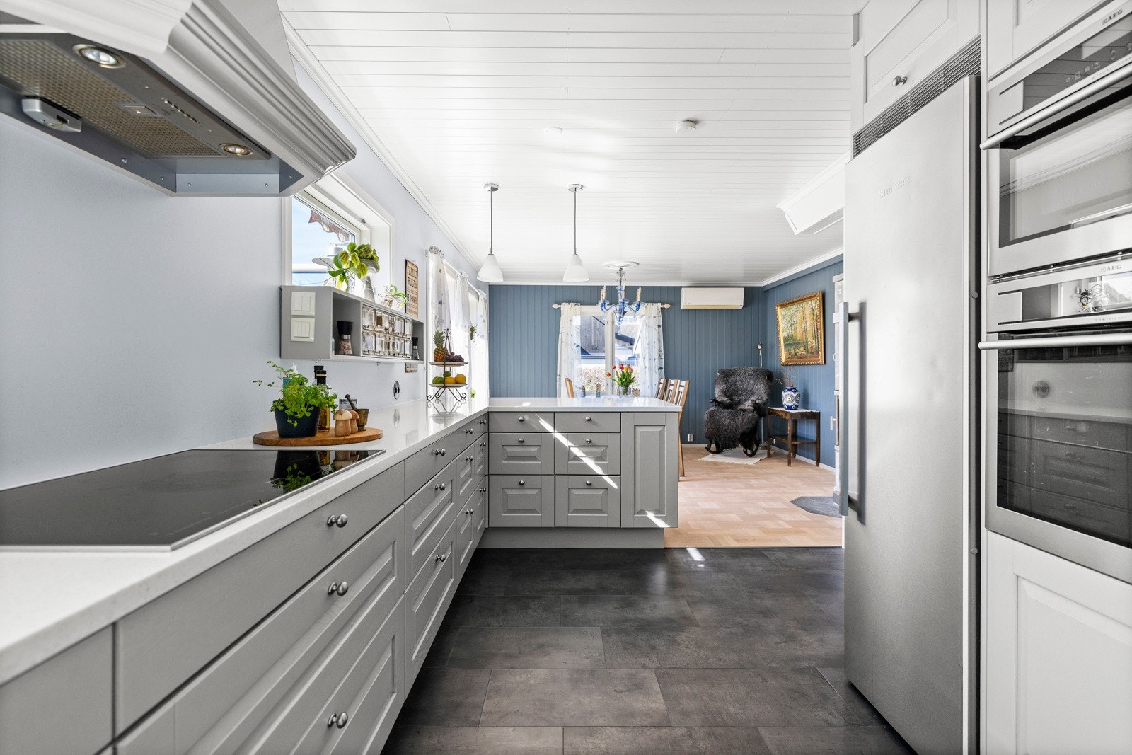 Det følger med et kjøleskap, integrert oppvaskmaskin, kombinert mikro/stekeovn, stekeovn og induksjon platetopp. Galleribilde