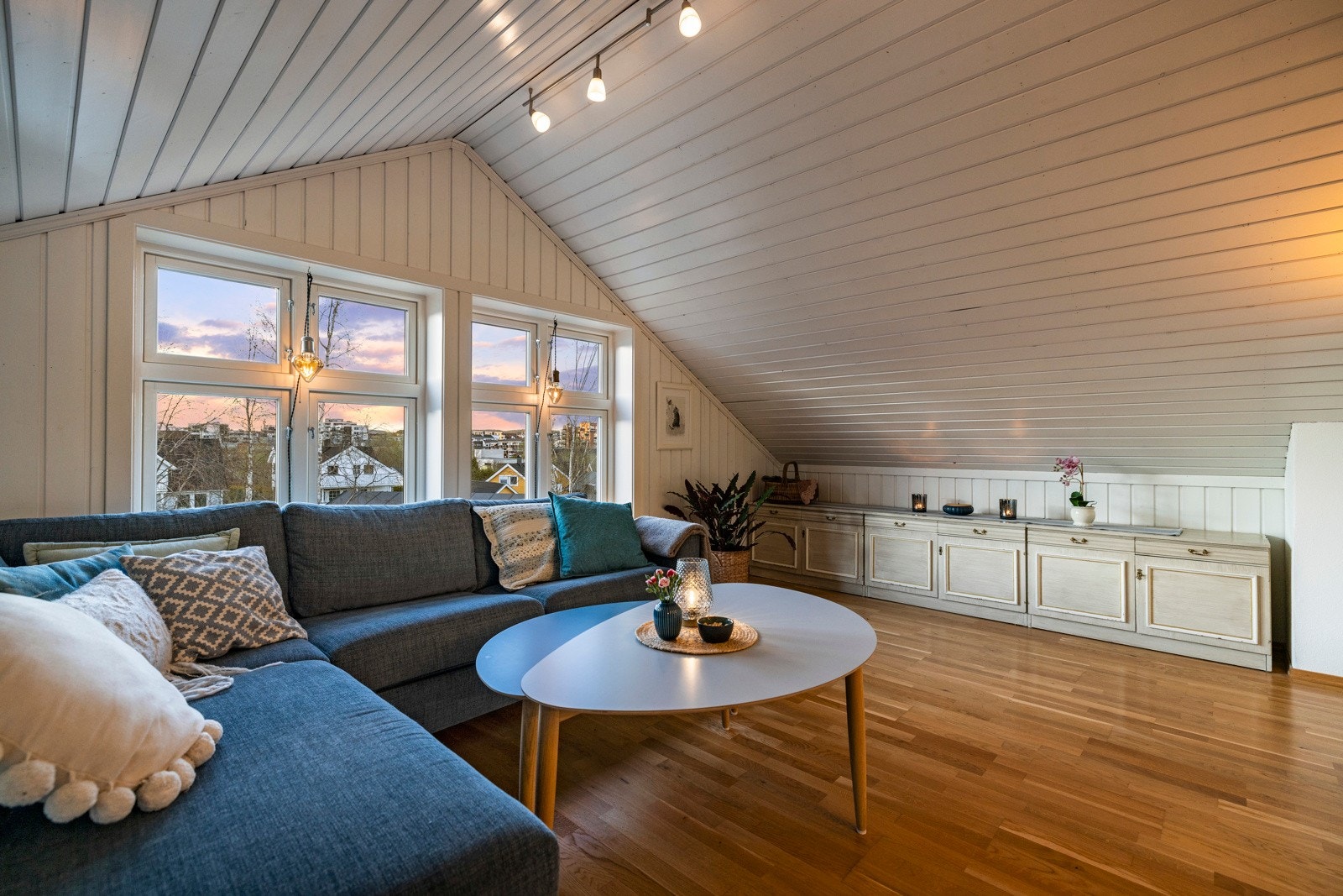 Loftstue kveld. Galleribilde