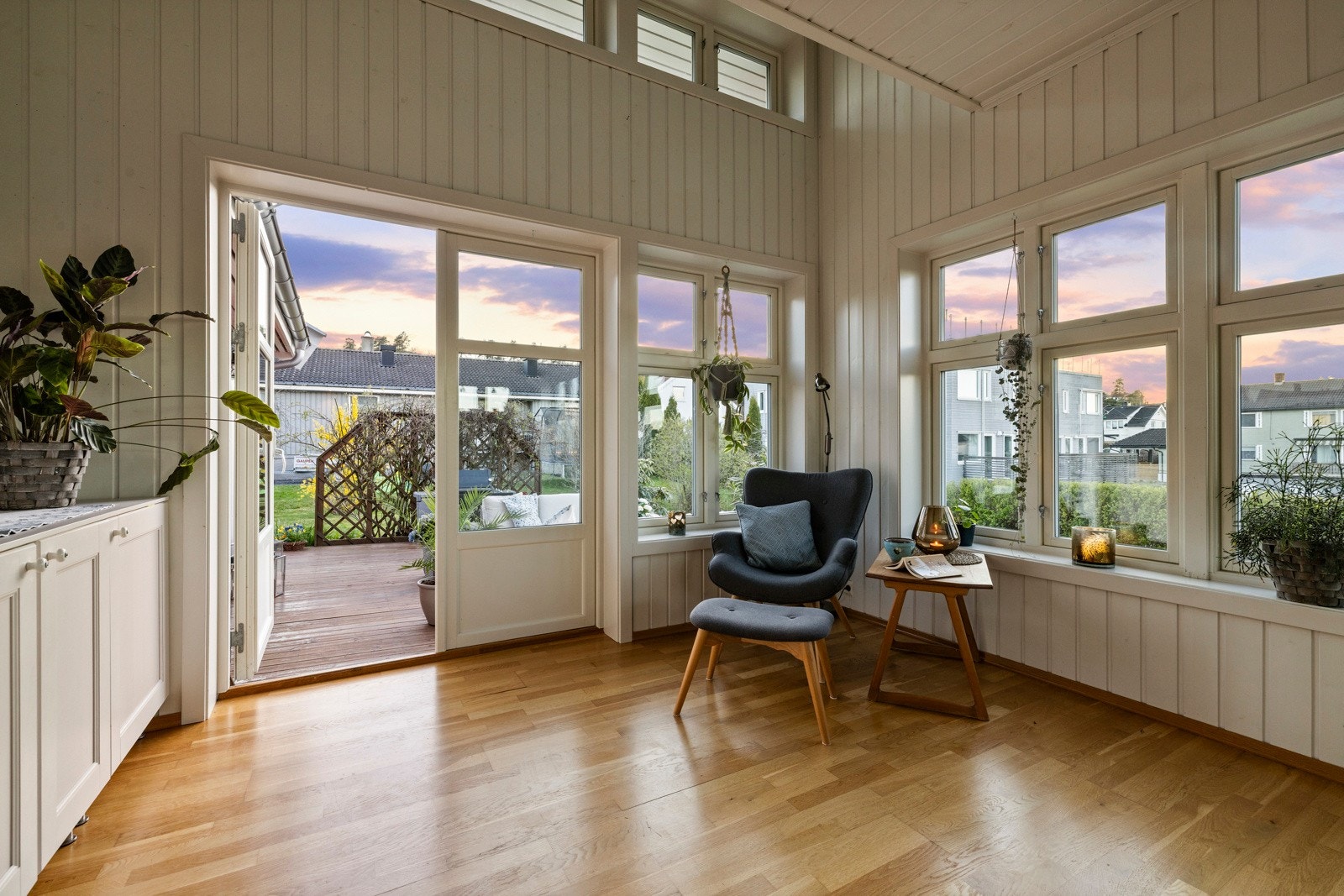 Fra stuen er det utgang til en terrasseplatting. Galleribilde