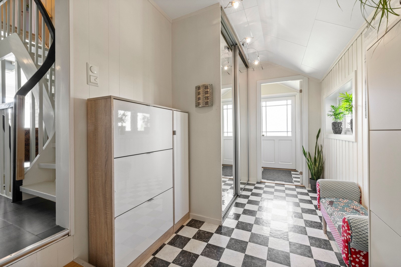 I gangen er det en skyvedørsgarderobe, og også plass til skoskap med mer for oppbevaring av ytterklær. Galleribilde