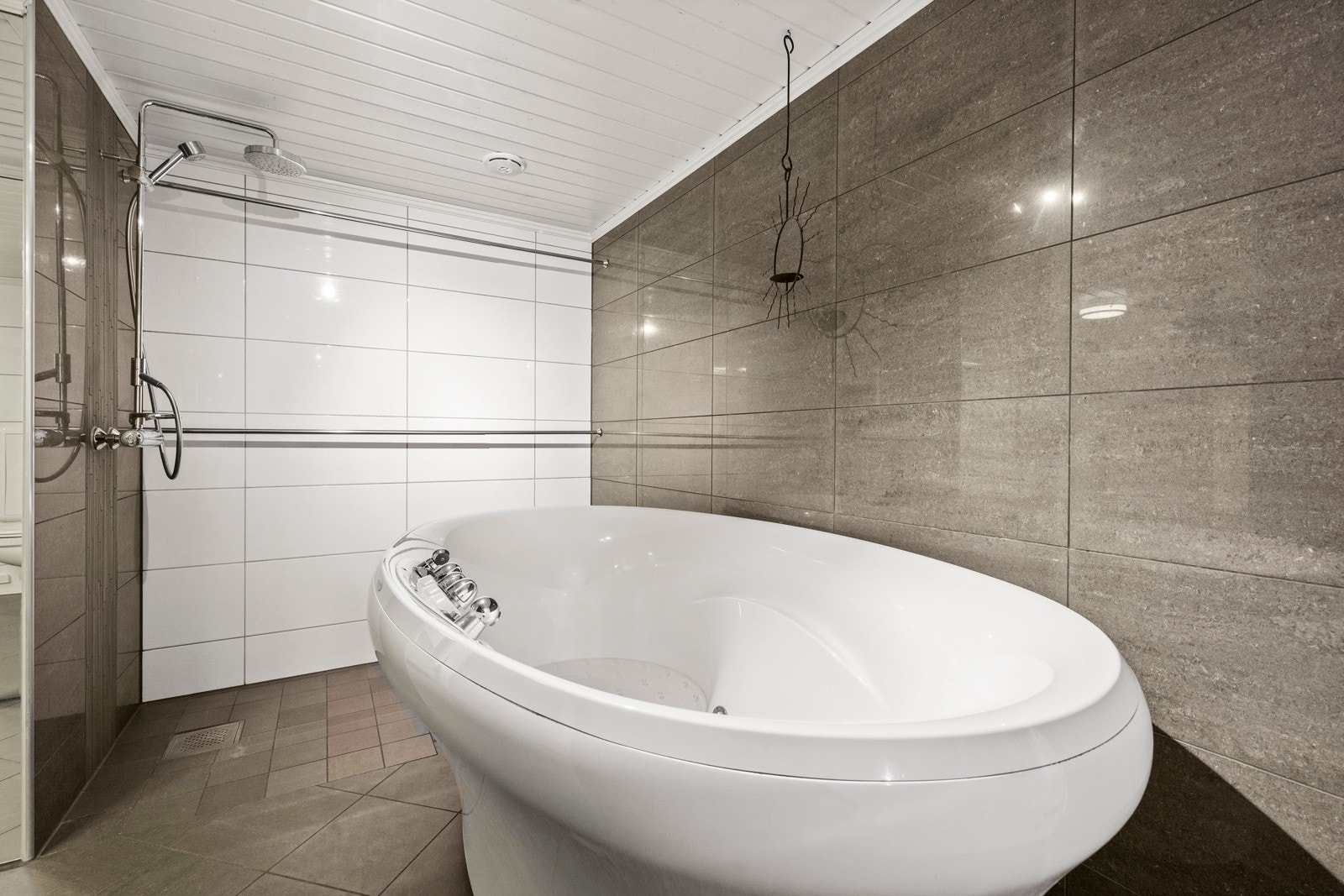 I den andre delen har man et boblebadekar og dobbeldusj. Galleribilde