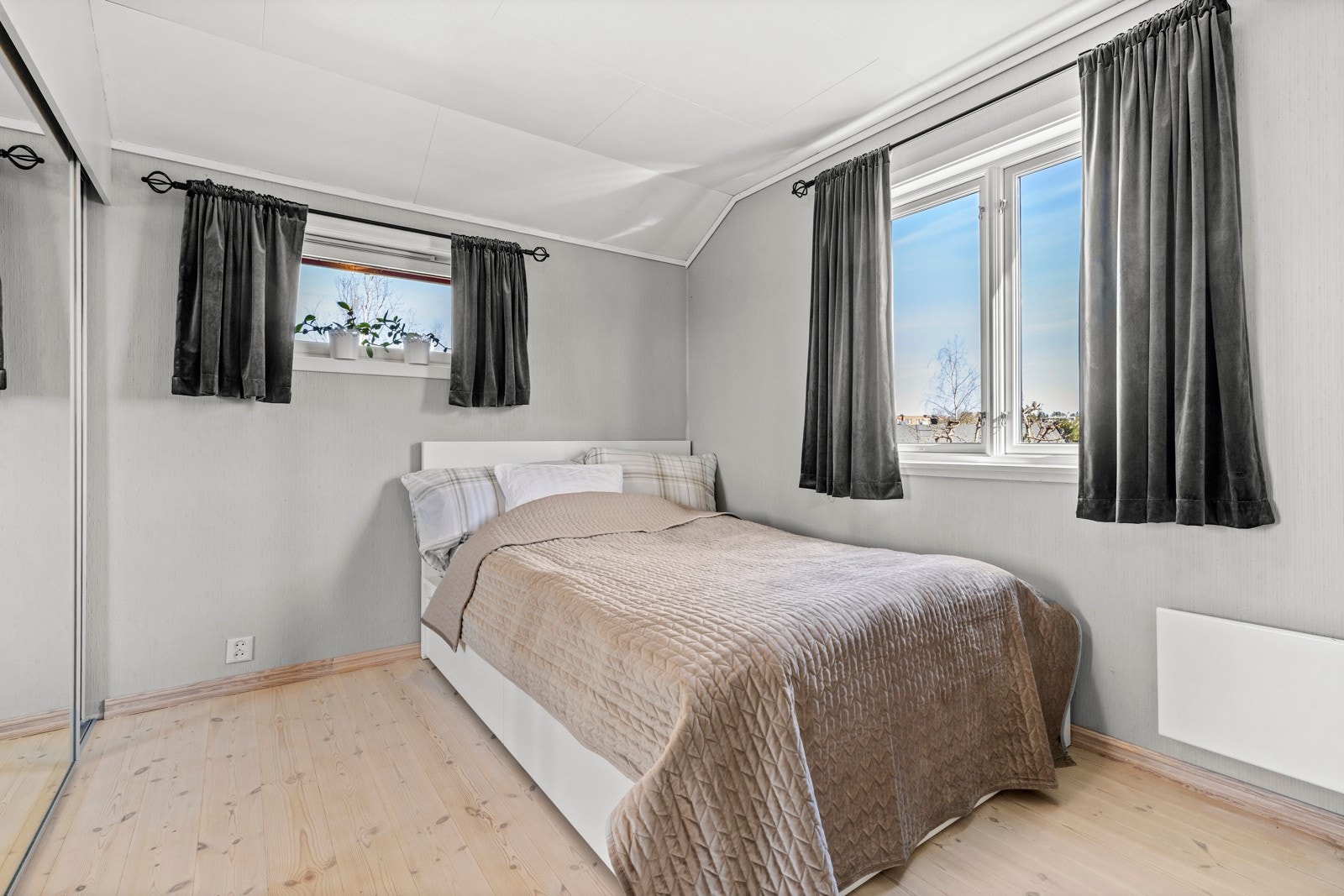 Soverom 3. Også dette rommet har en romslig skyvedørsgarderobe. Galleribilde