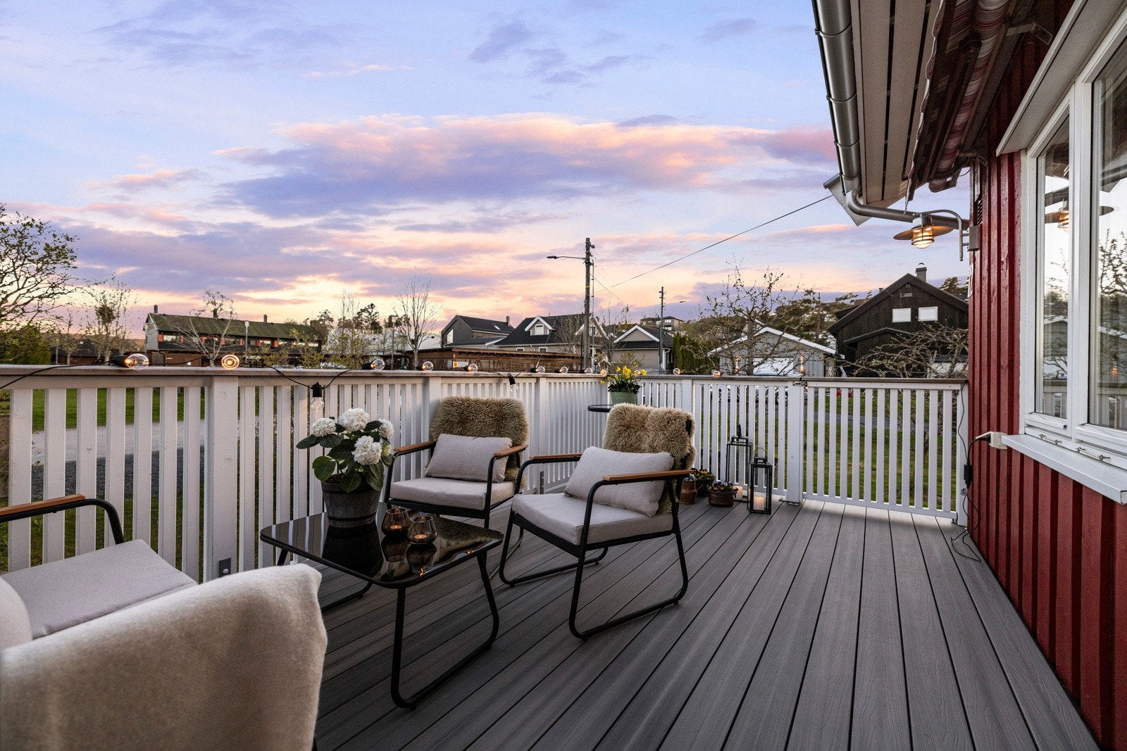 Terrassen ble rehabilitert i 2018 og har vedlikeholdsvennlige terrassebord. Galleribilde