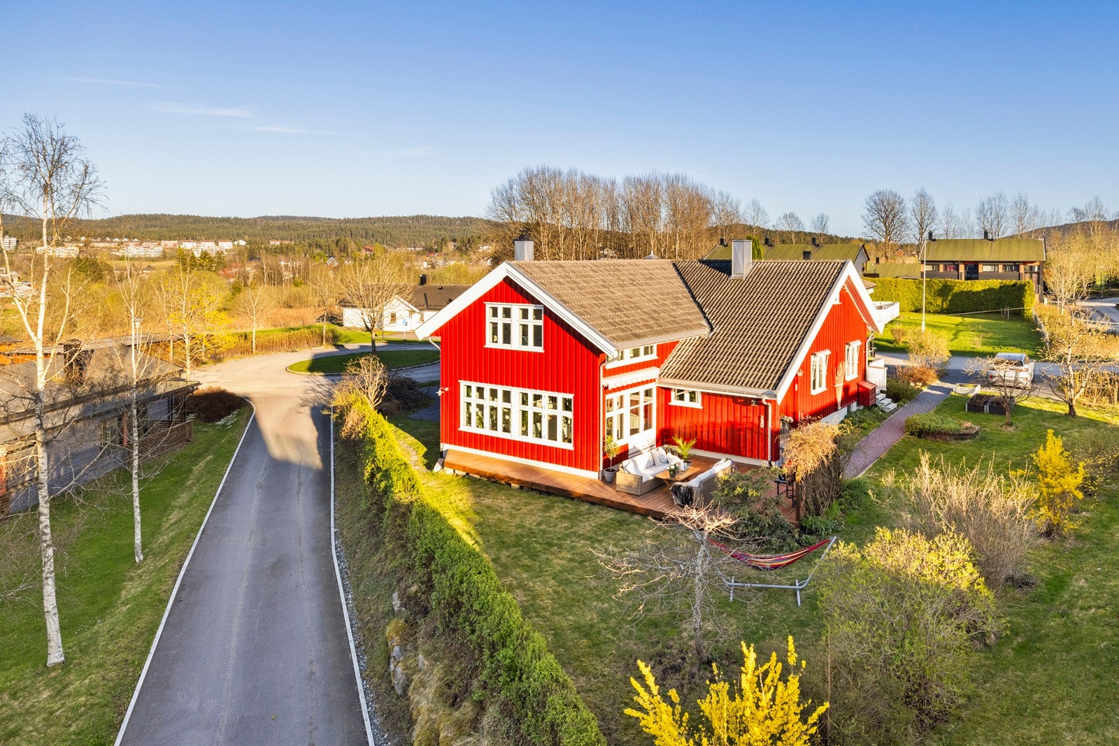 Tomten er på 931 kvm. og ligger i et stille og rolig område. Fra eiendommen er det kort vei marka, offentlig kommunikasjon, kjøpesenter med mer. Velkommen på visning. Galleribilde