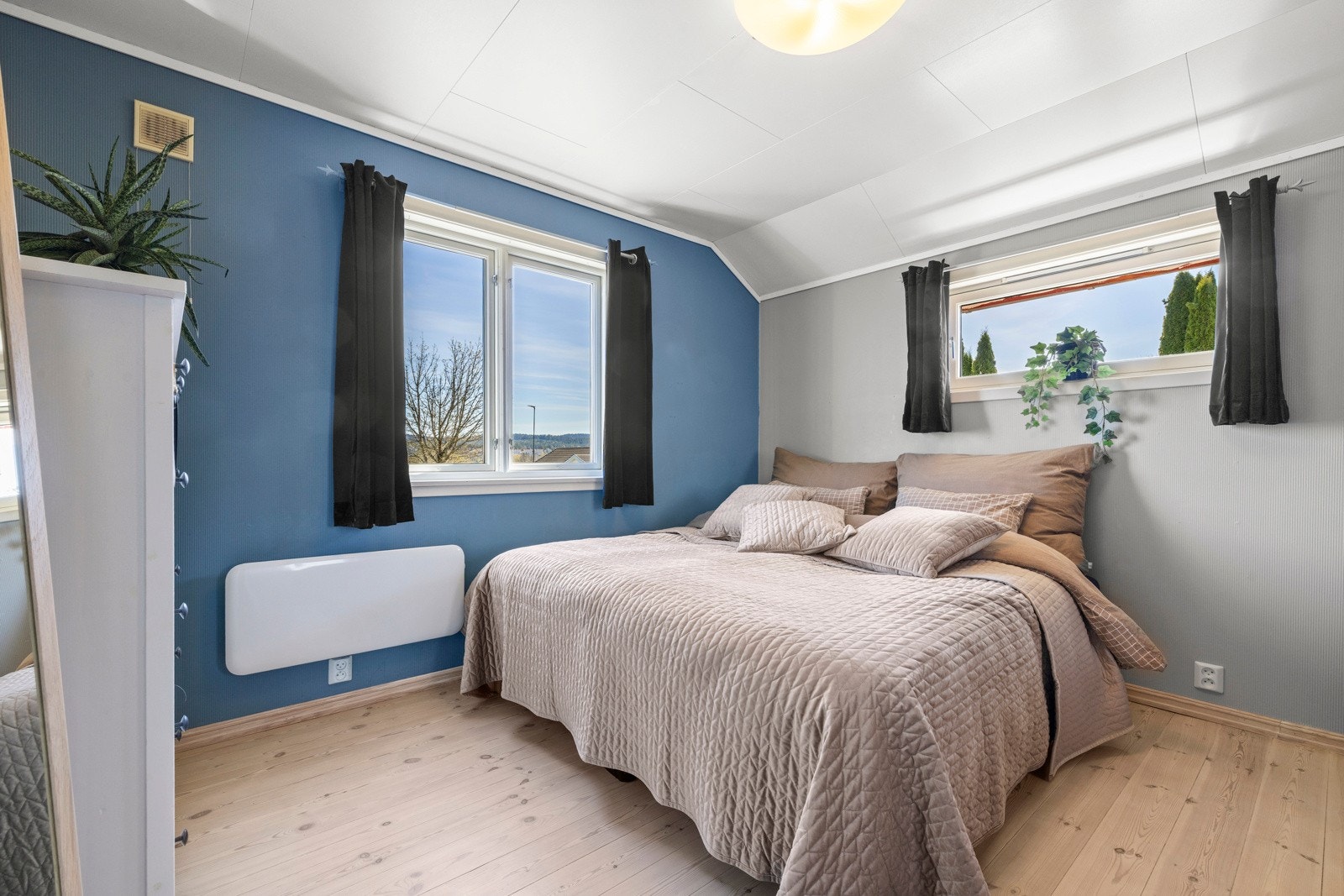 Soverom 2. I rommet er det en skyvedørsgarderobe med god dybde for oppbevaring av klær. Galleribilde