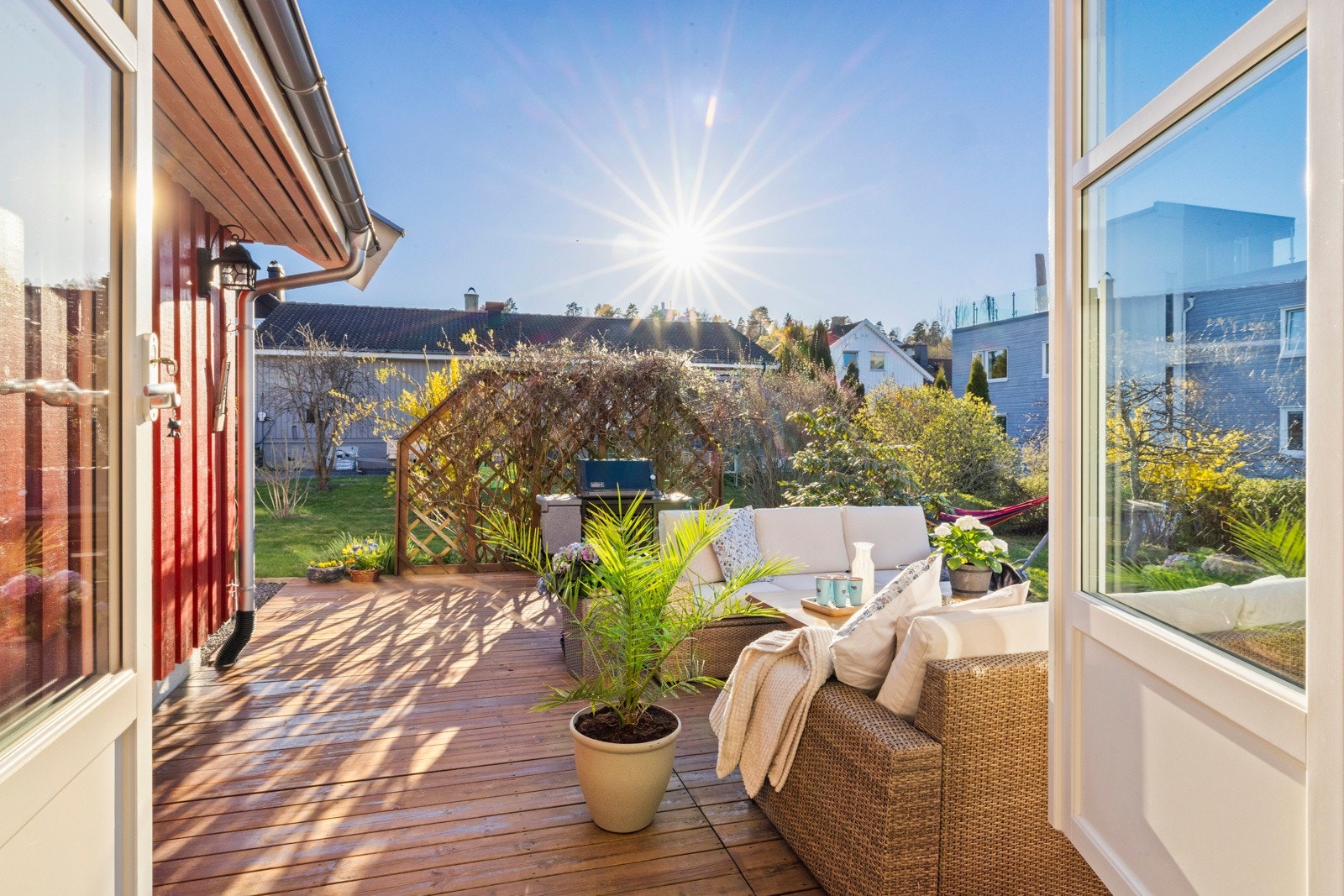 Eiendommen har en stor og solrik hage, med flere fine uteplasser. Galleribilde