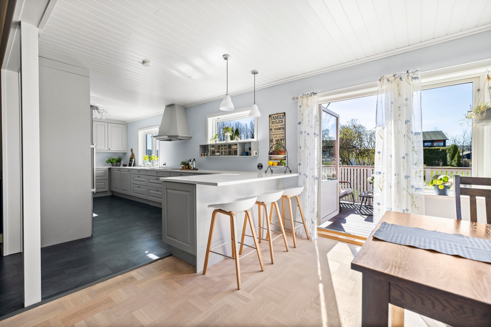 Kjøkkenet i boligen har lekker innredning fra Sigdal som var ny i 2018. I tilknytning til kjøkkenet er det god plass til en spisestue, og rommet har utgang til en terrasse med gode solforhold fra tidlig morgen og utover dagen. Galleribilde