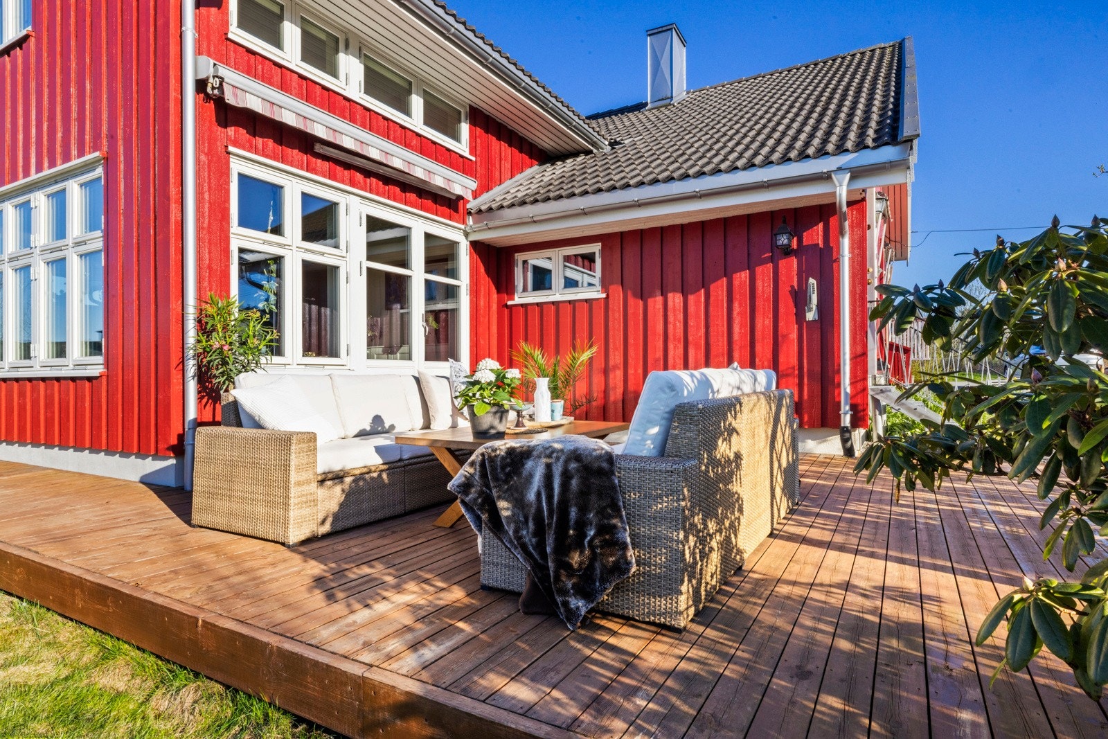 Denne terrasseplattingen ligger utenfor boligens stue. Galleribilde