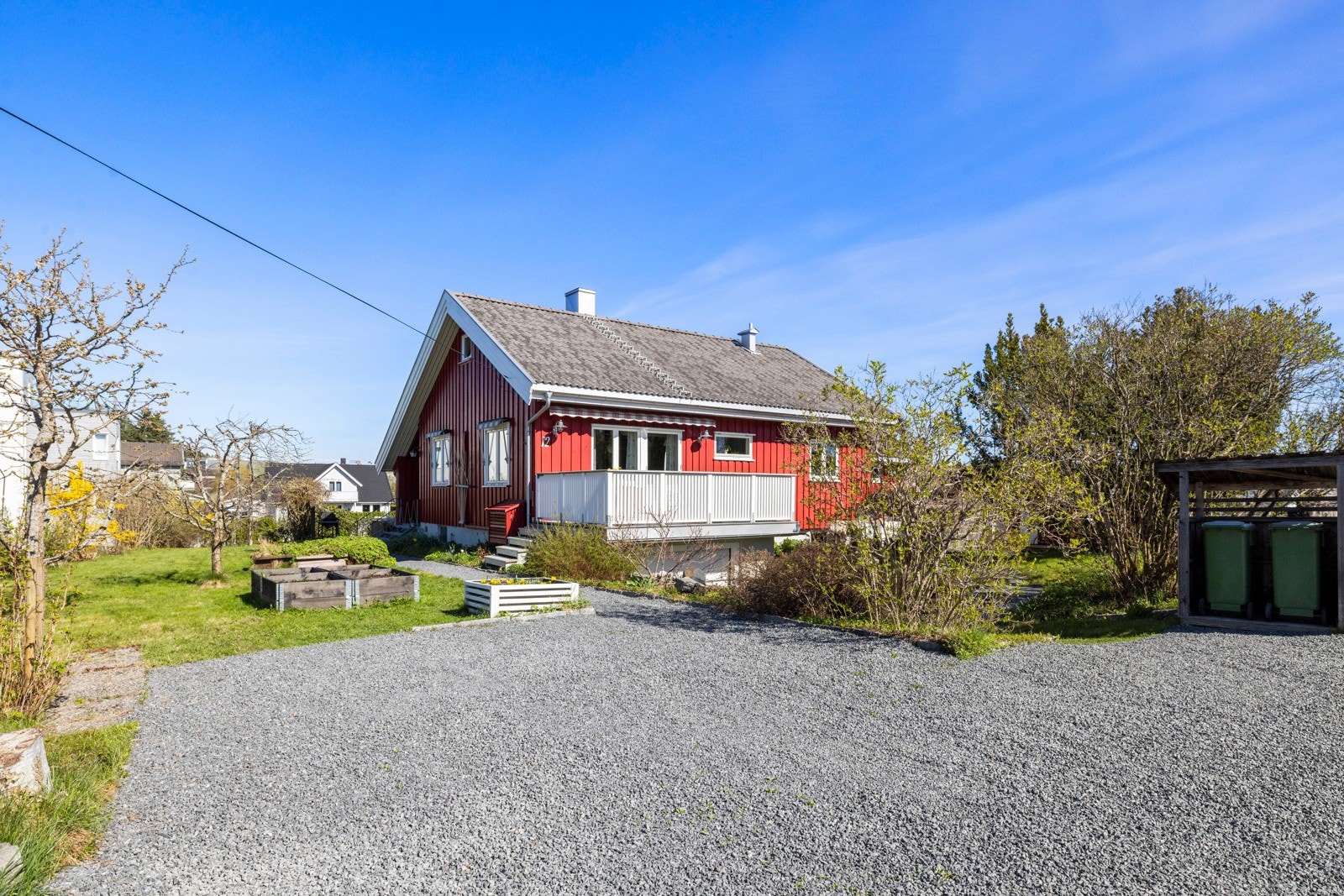 Gårdsplassen har flere biloppstillingsplasser. Det er en garasje integrert i boligens kjeller. Tomten har store grøntarealer med plass for grønnsakshage, frukttrær og bærbusker. Galleribilde