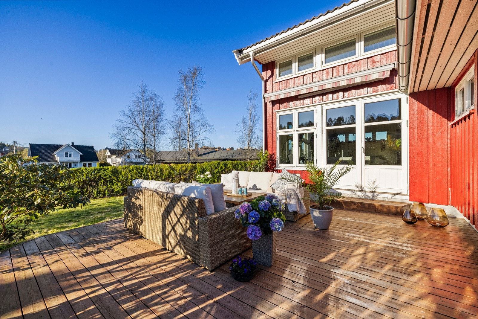 Terrassen ligger vendt mot nordvest, og har gode solforhold utover dagen og på kveldstid. Galleribilde