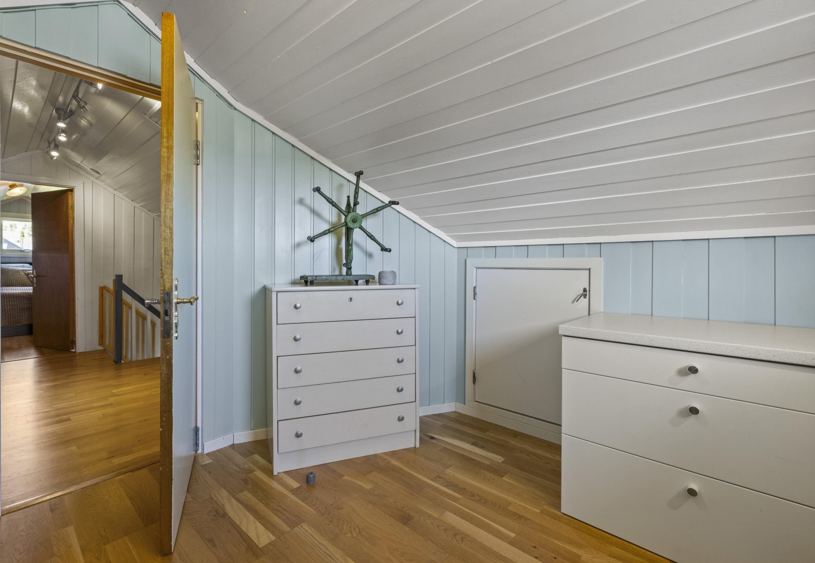 Det er mye lagringsplass i ulike knevegger i etasjen. Galleribilde